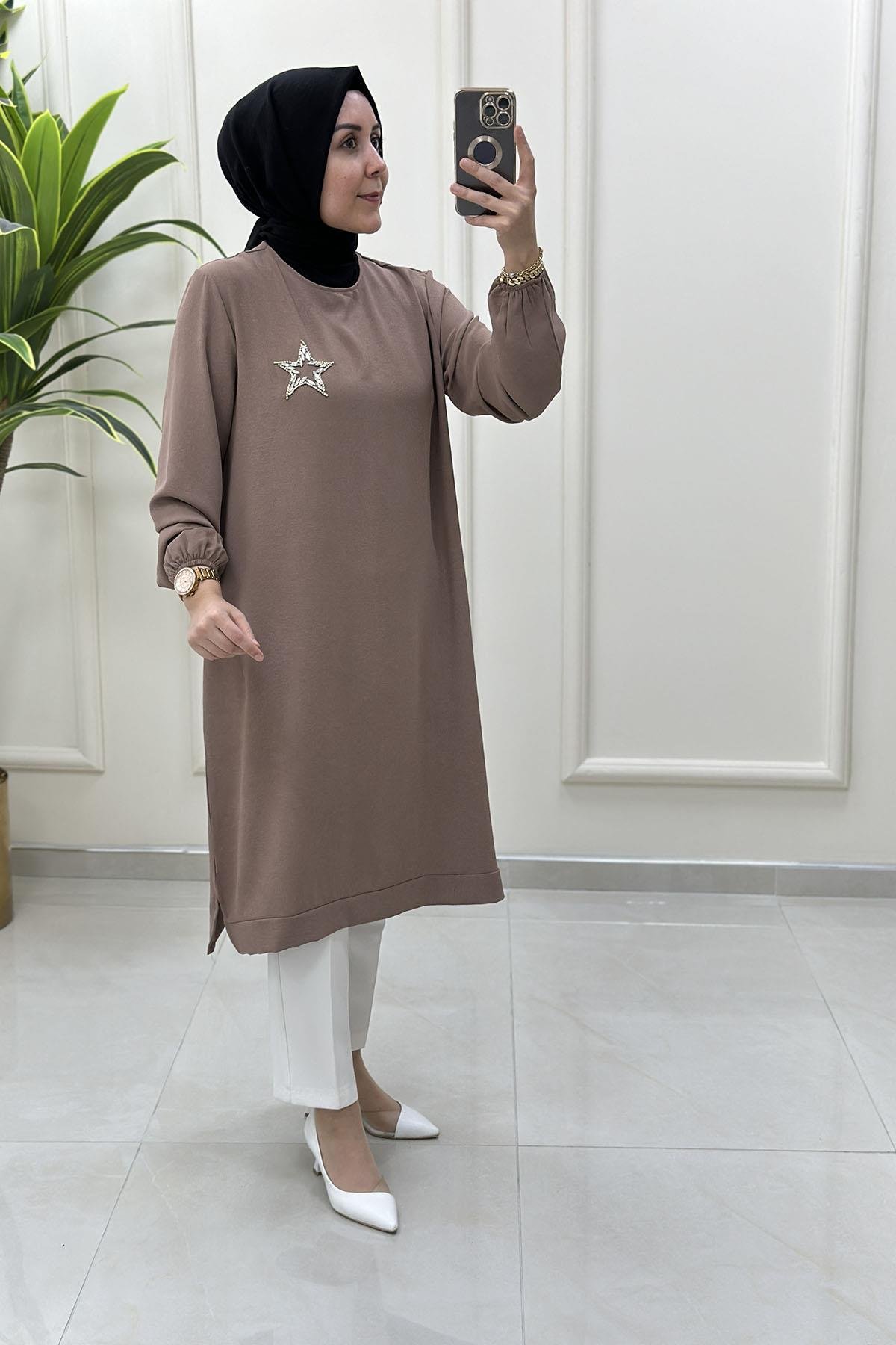 Tesettür Tunik ModelleriKolu Büzgülü Yaka Taş Yıldız Baskılı Kadın Tunik Sütlü Kahve KADO 251452