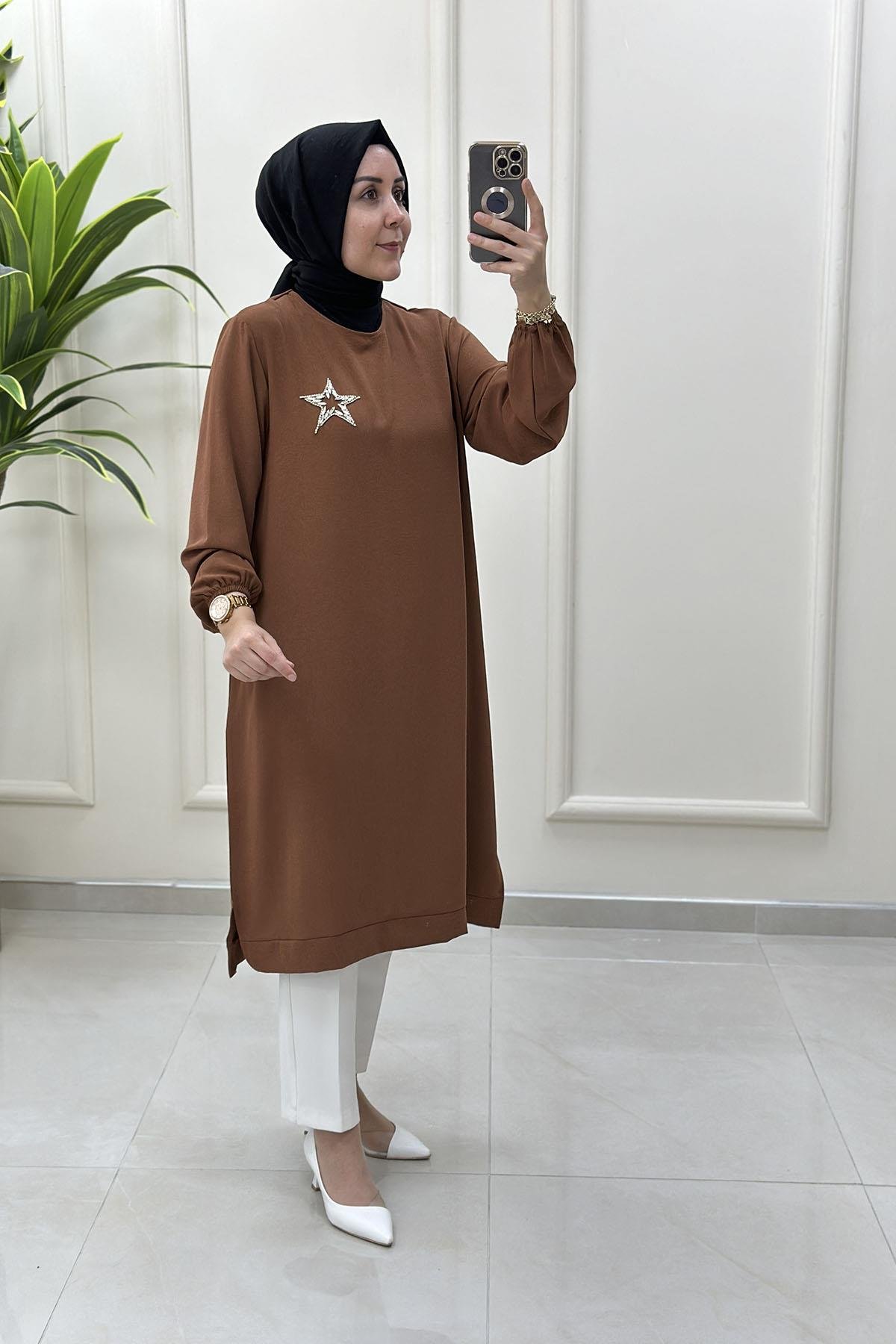 Tesettür Tunik ModelleriKolu Büzgülü Yaka Taş Yıldız Baskılı Kadın Tunik Taba KADO 251452