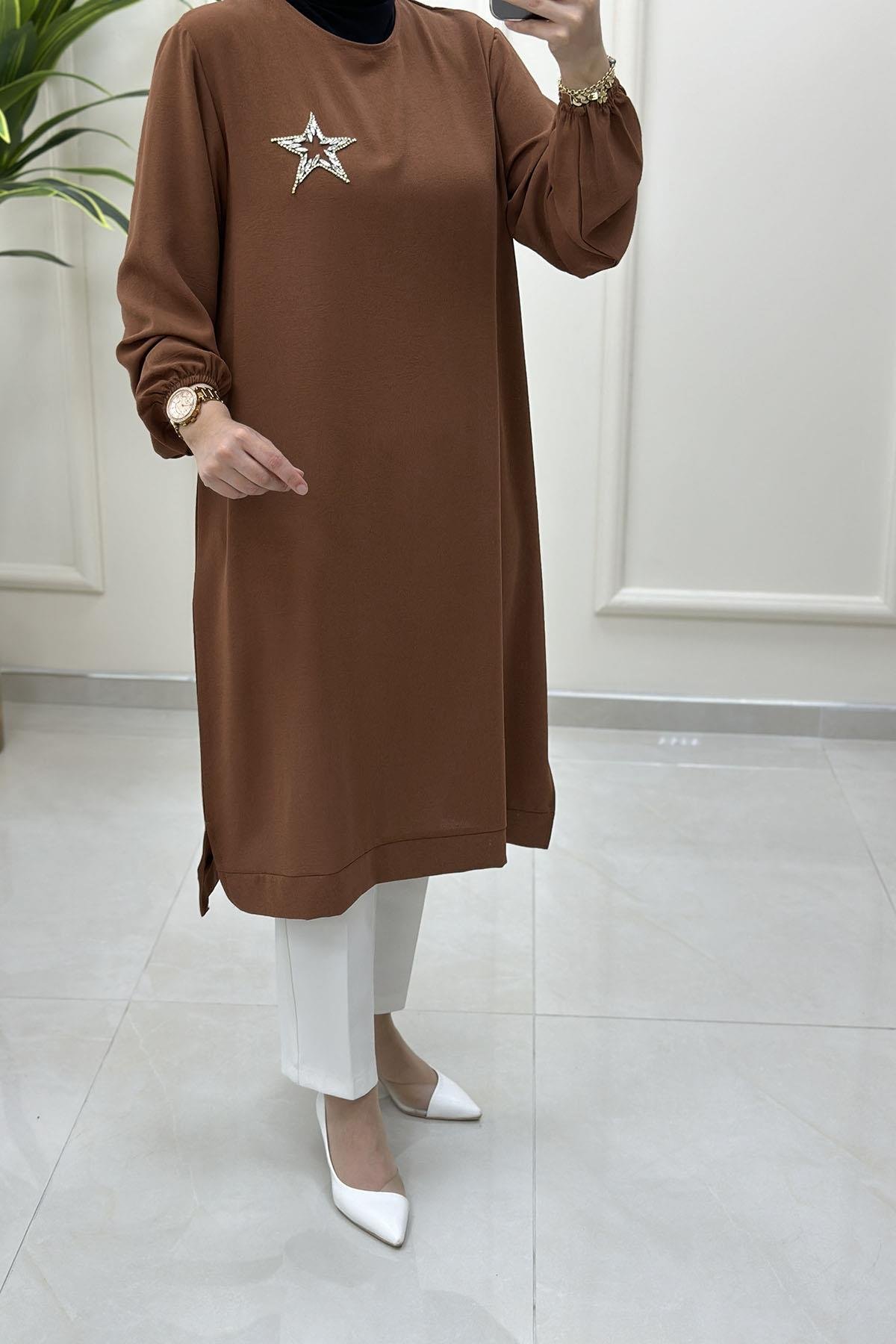 Tesettür Tunik ModelleriKolu Büzgülü Yaka Taş Yıldız Baskılı Kadın Tunik Taba KADO 251452