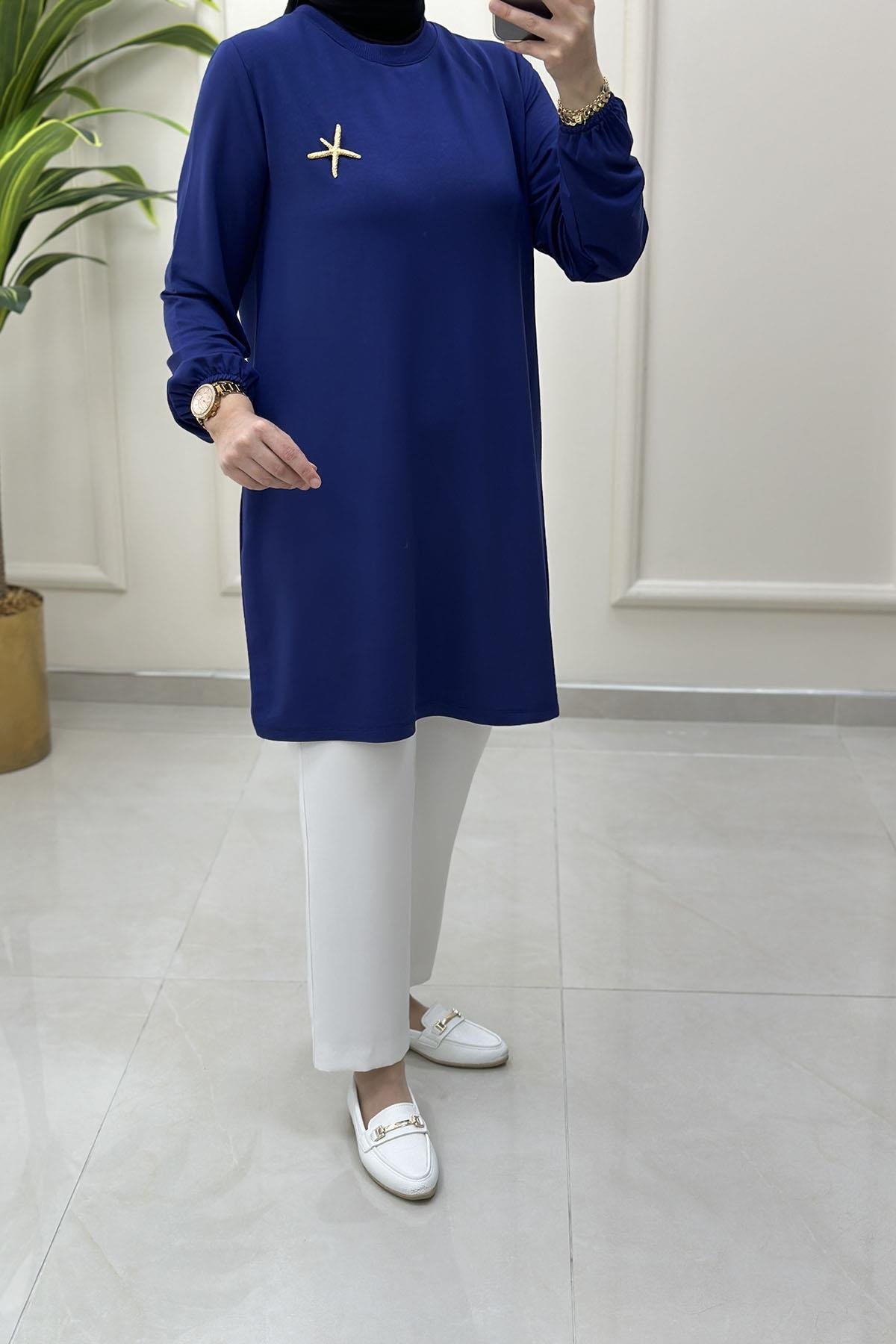 Tesettür Tunik ModelleriKolu Lastikli Broş Detaylı Kadın Tunik Koyu İndigo KADO 251784