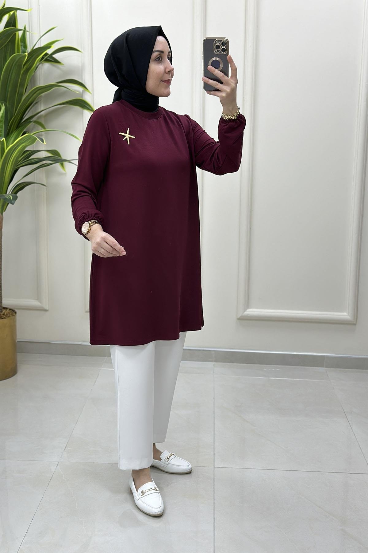 Tesettür Tunik ModelleriKolu Lastikli Broş Detaylı Kadın Tunik Bordo KADO 251784