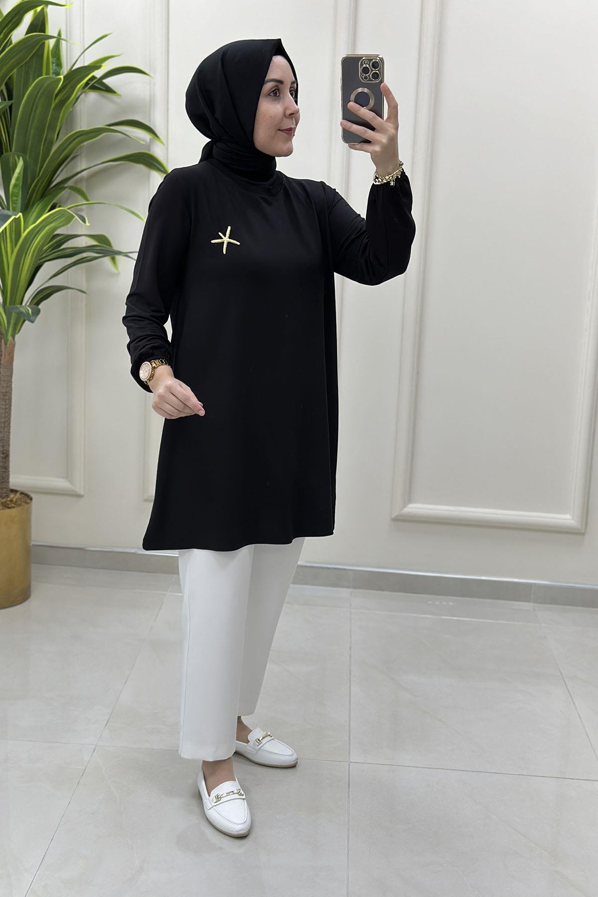 Tesettür Tunik ModelleriKolu Lastikli Broş Detaylı Kadın Tunik Siyah KADO 251784