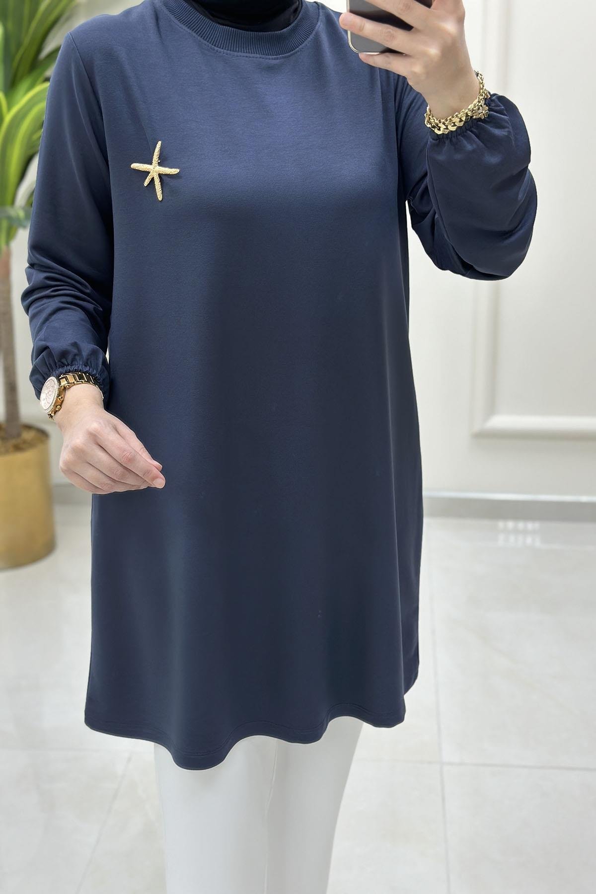 Tesettür Tunik ModelleriKolu Lastikli Broş Detaylı Kadın Tunik Antrasit KADO 251784