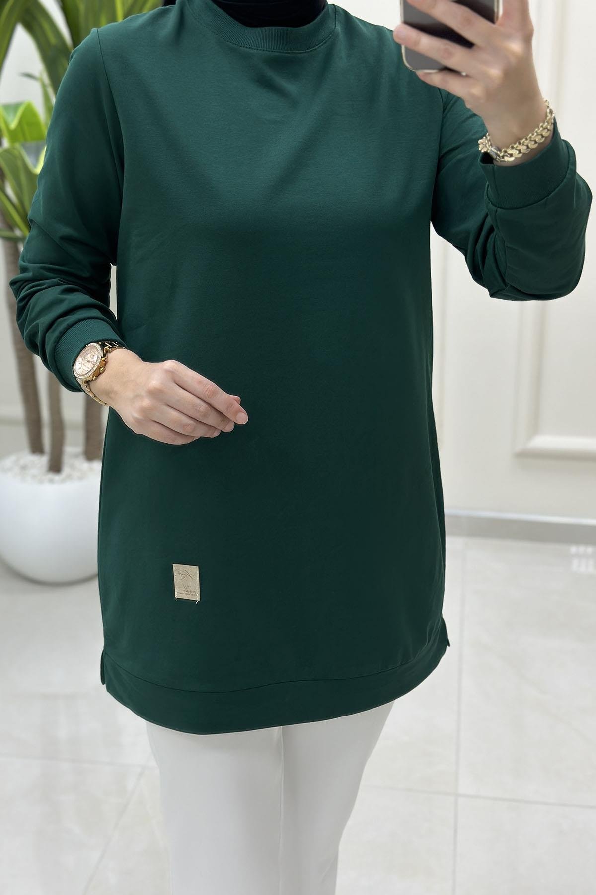 Tesettür Tunik ModelleriKolu Ribanalı Armalı Spor Kadın Tunik Zümrüt Yeşili KADO 7191