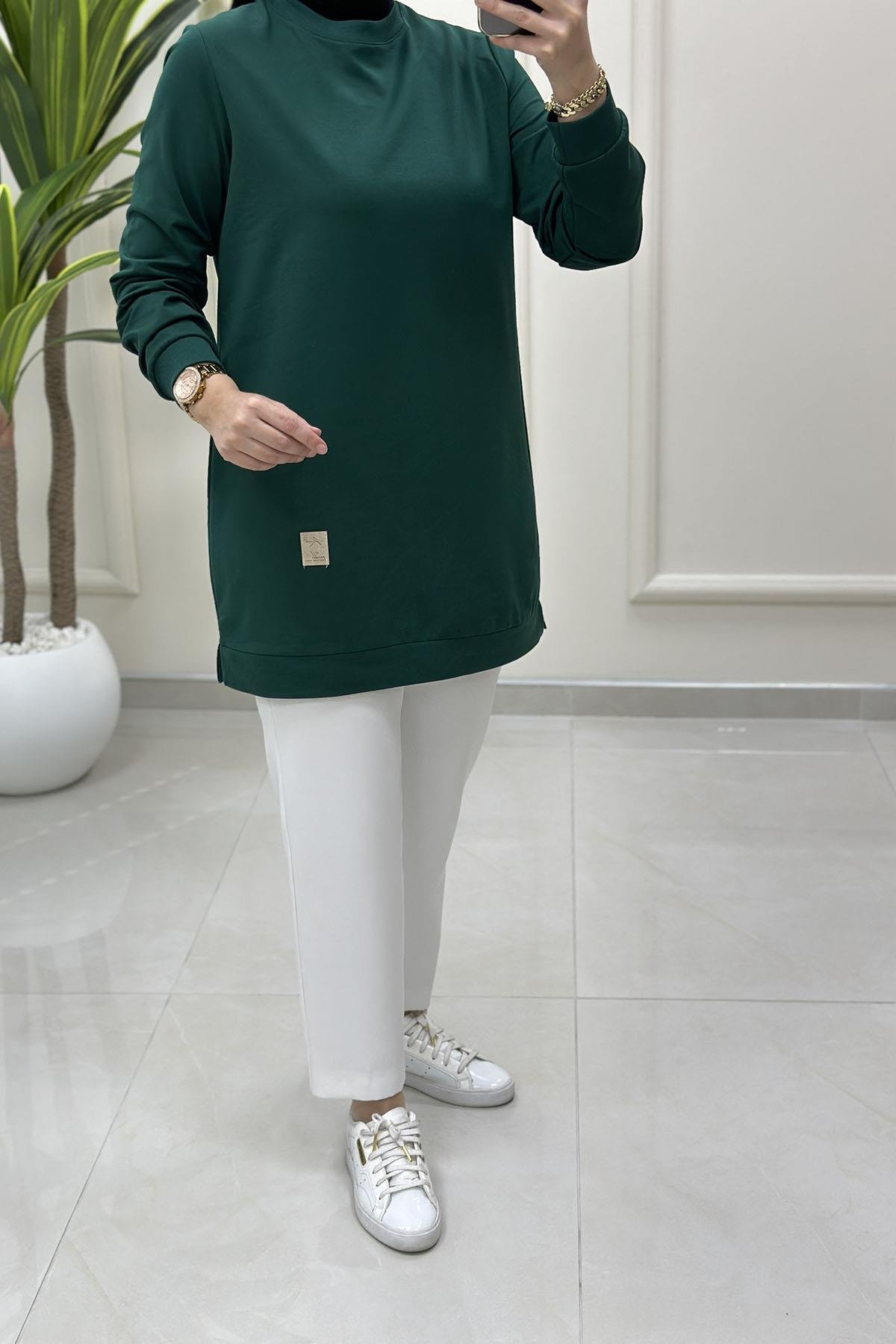 Tesettür Tunik ModelleriKolu Ribanalı Armalı Spor Kadın Tunik Zümrüt Yeşili KADO 7191