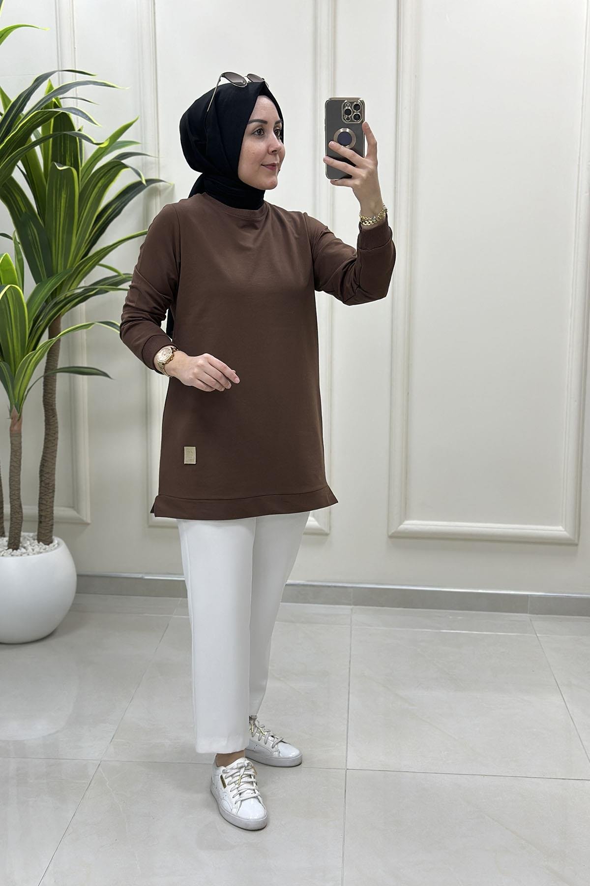 Tesettür Tunik ModelleriKolu Ribanalı Armalı Spor Kadın Tunik Kahverengi KADO 7191