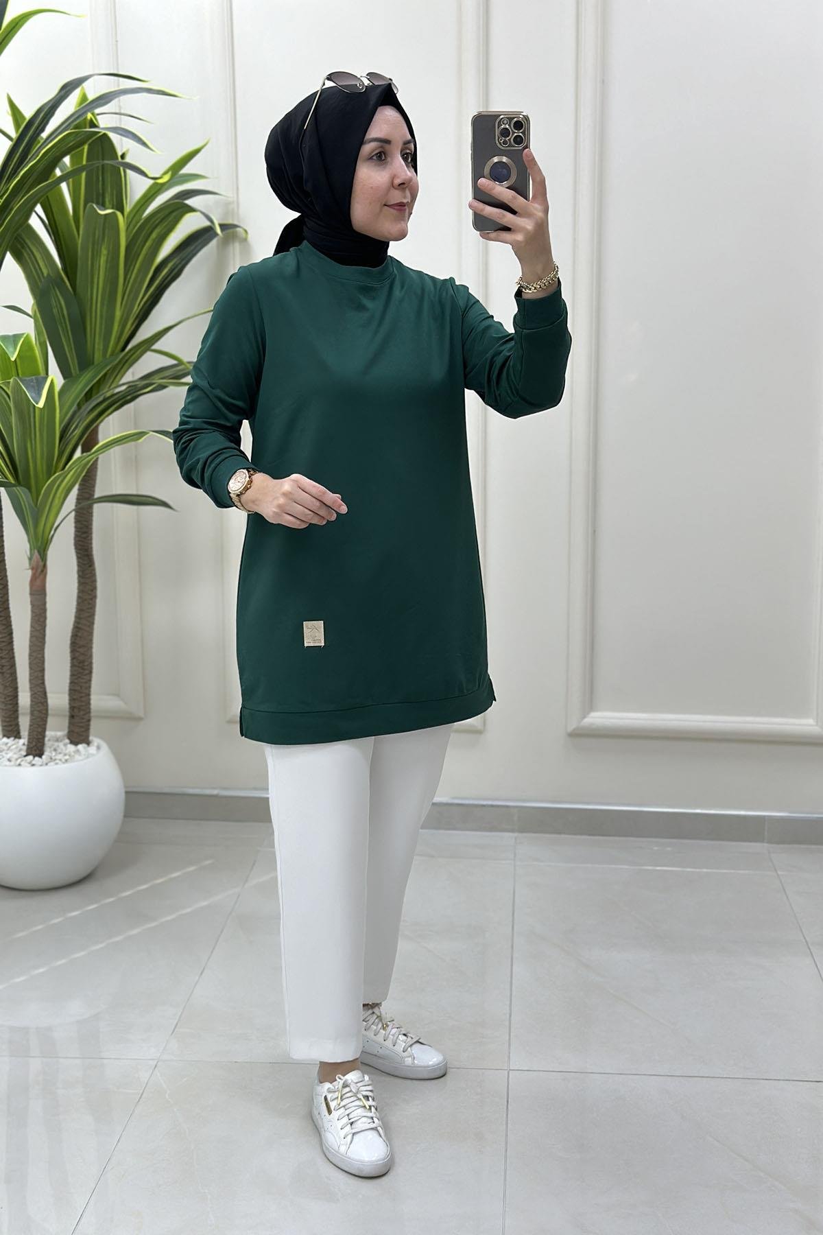 Tesettür Tunik ModelleriKolu Ribanalı Armalı Spor Kadın Tunik Zümrüt Yeşili KADO 7191