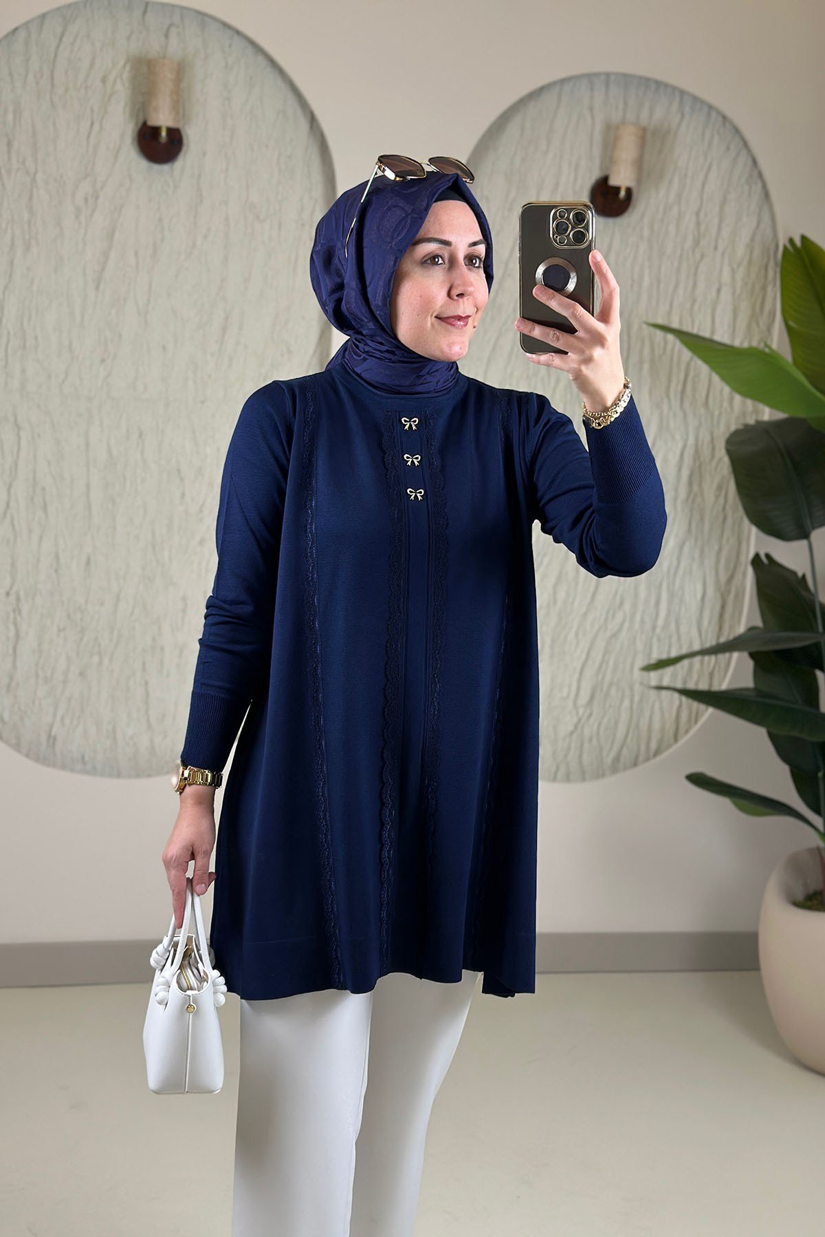 Tesettür Tunik ModelleriMerserize Triko Fiyonk ve Güpür Detaylı Kadın Tunik Lacivert VVA 304