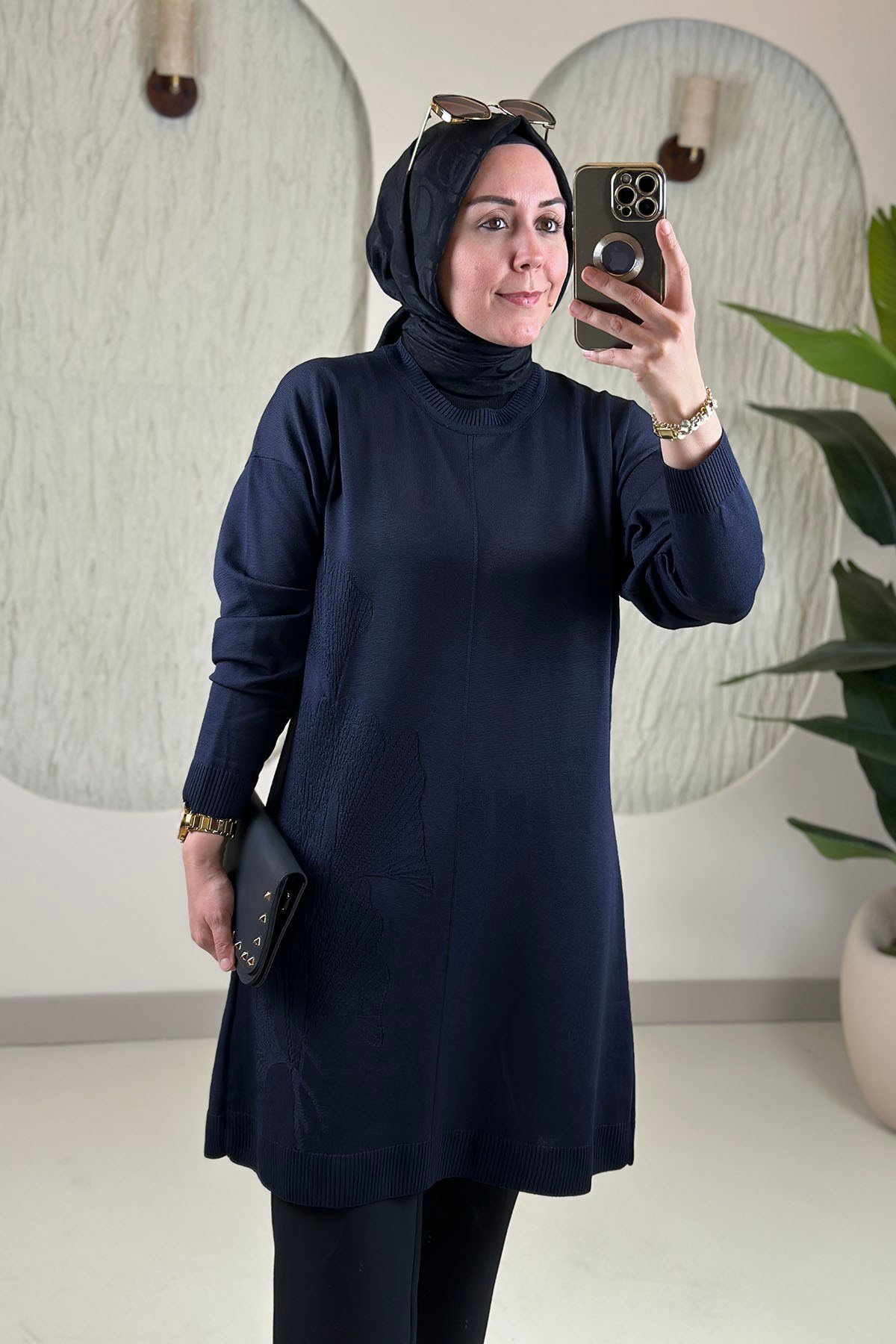 Tesettür Tunik ModelleriMerserize Triko Önü Kendinen Desenli Kadın Tunik Lacivert KADO 2726073
