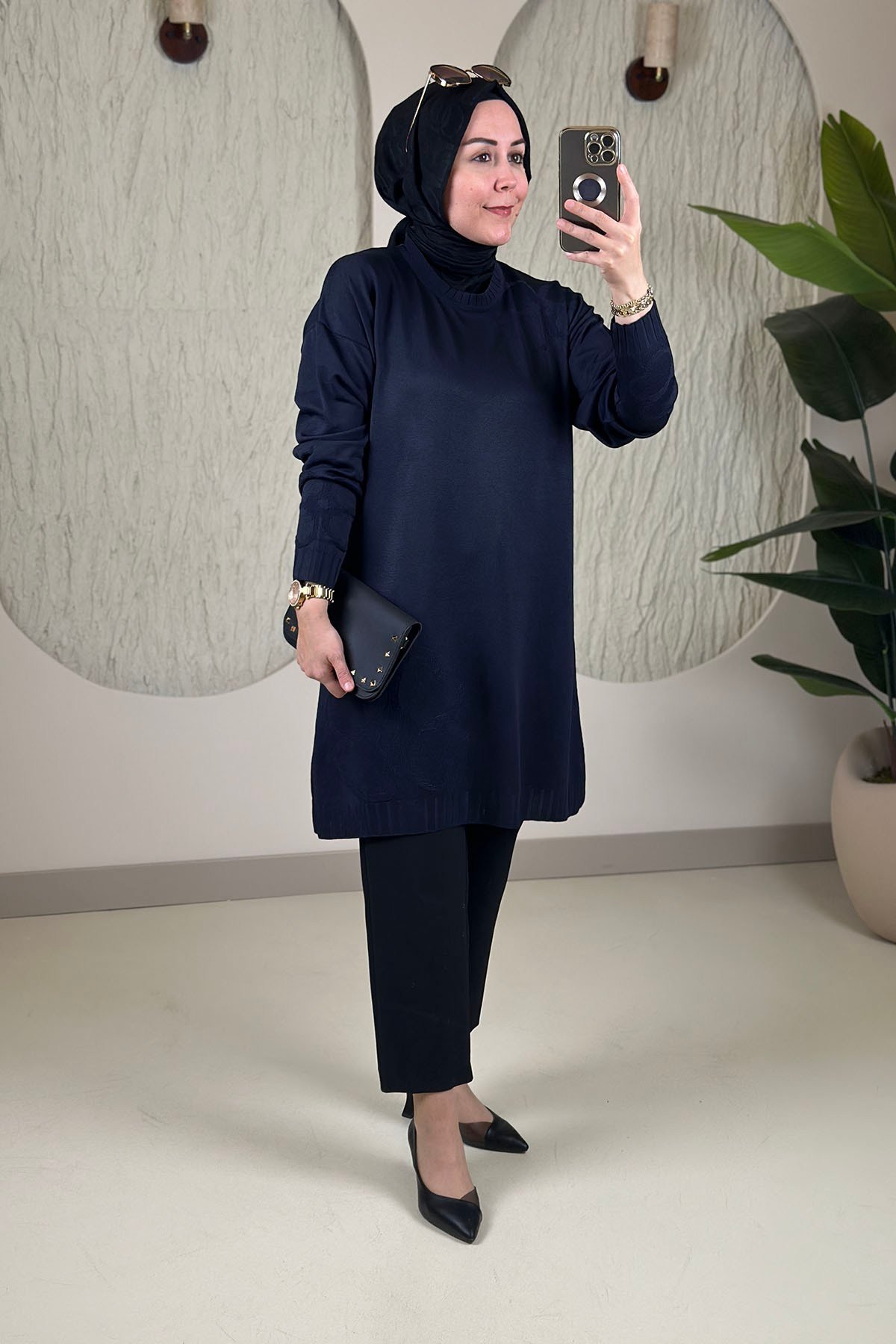 Tesettür Tunik ModelleriMerserize Triko Düşük Omuz Kendinden Desenli Kadın Tunik Lacivert KADO 2726074