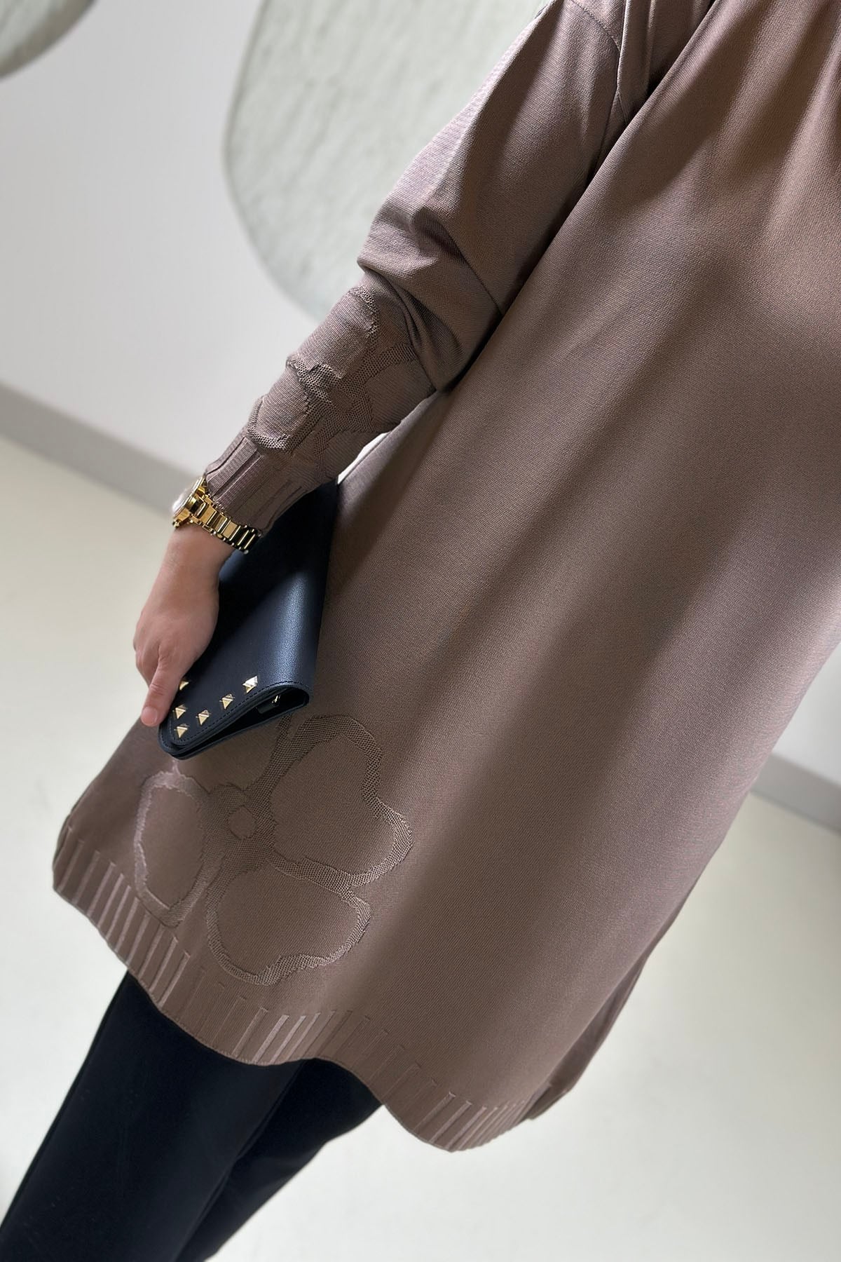 Tesettür Tunik ModelleriMerserize Triko Düşük Omuz Kendinden Desenli Kadın Tunik Vizon KADO 2726074