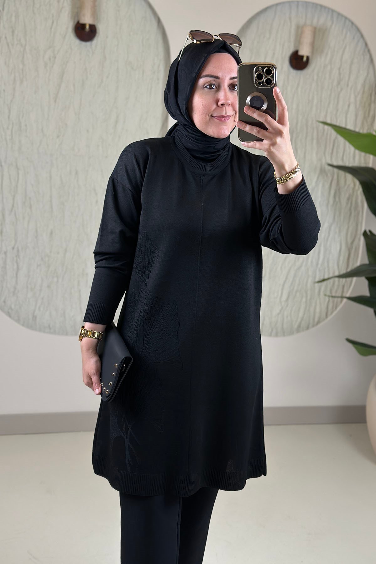 Tesettür Tunik ModelleriMerserize Triko Önü Kendinen Desenli Kadın Tunik Siyah KADO 2726073