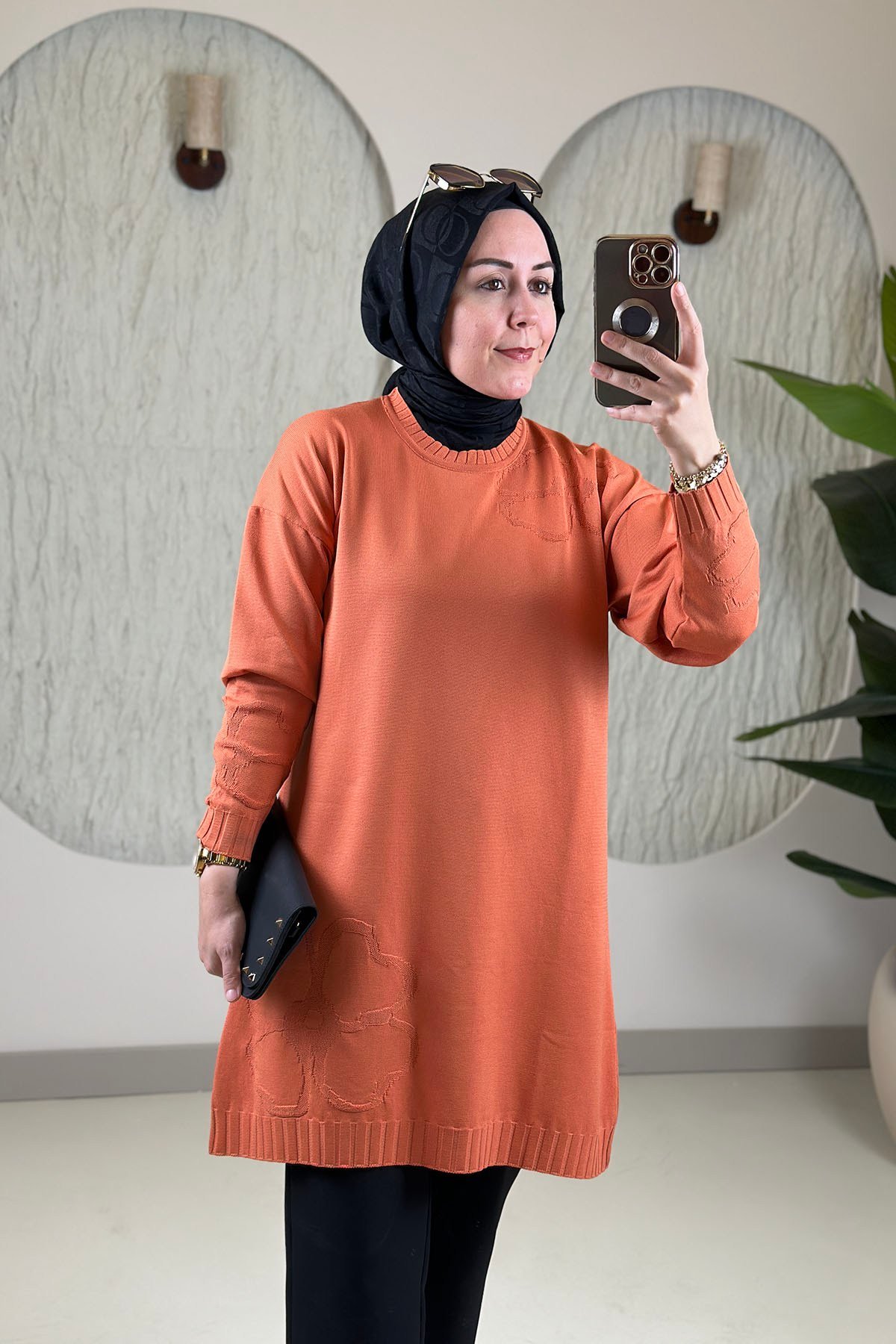 Tesettür Tunik ModelleriMerserize Triko Düşük Omuz Kendinden Desenli Kadın Tunik Turuncu KADO 2726074