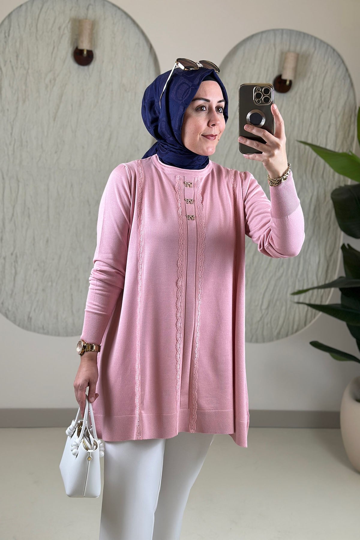 Tesettür Tunik ModelleriMerserize Triko Fiyonk ve Güpür Detaylı Kadın Tunik Pembe VVA 304