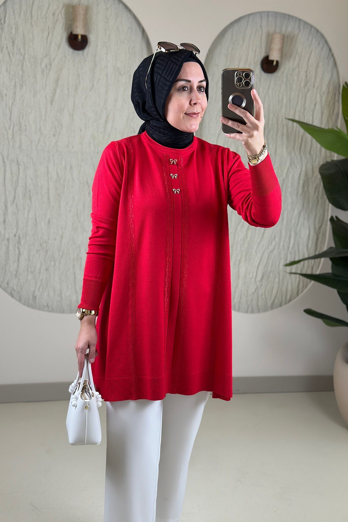 Tesettür Tunik ModelleriMerserize Triko Fiyonk ve Güpür Detaylı Kadın Tunik Kırmızı VVA 304