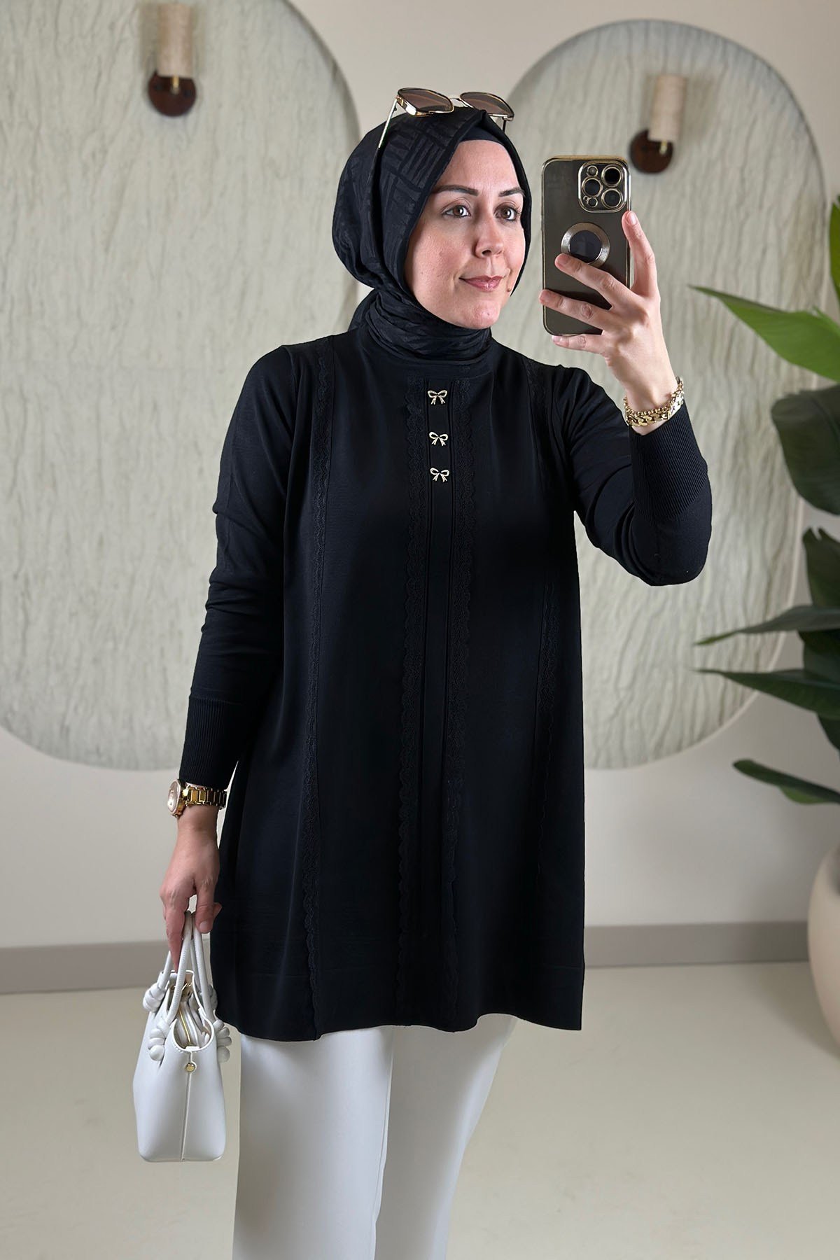 Tesettür Tunik ModelleriMerserize Triko Fiyonk ve Güpür Detaylı Kadın Tunik Siyah VVA 304