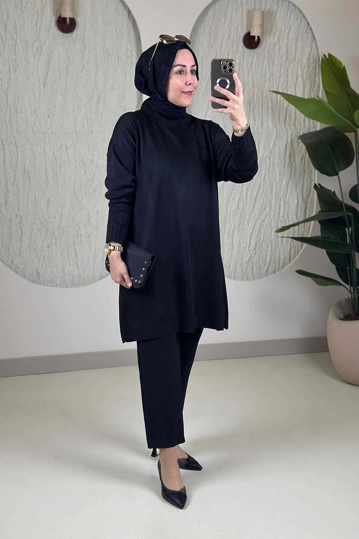 Tesettür Tunik ModelleriMerserize Triko Düşük Omuz Kendinden Desenli Kadın Tunik Siyah KADO 2726074
