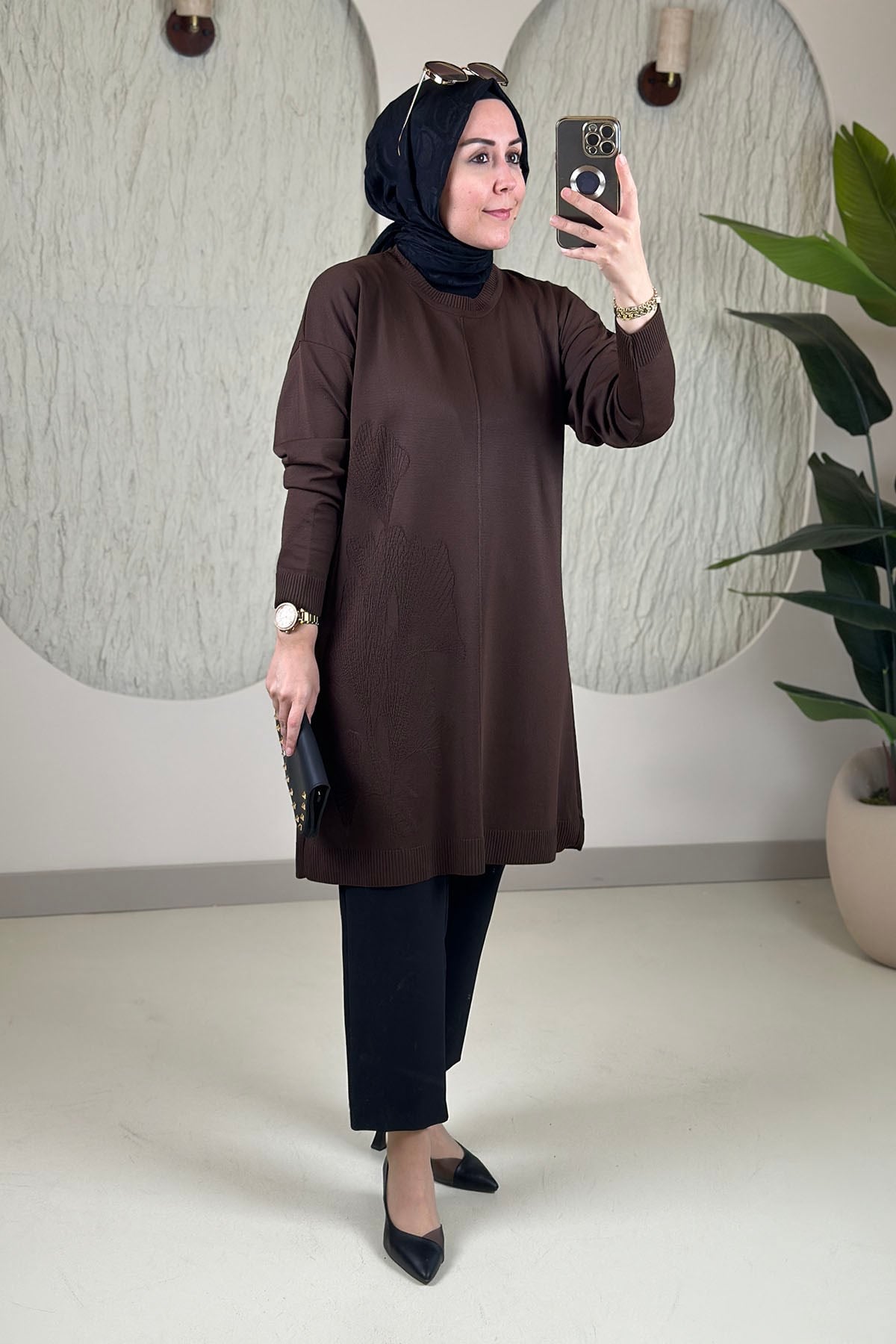 Tesettür Tunik ModelleriMerserize Triko Önü Kendinen Desenli Kadın Tunik Kahverengi KADO 2726073