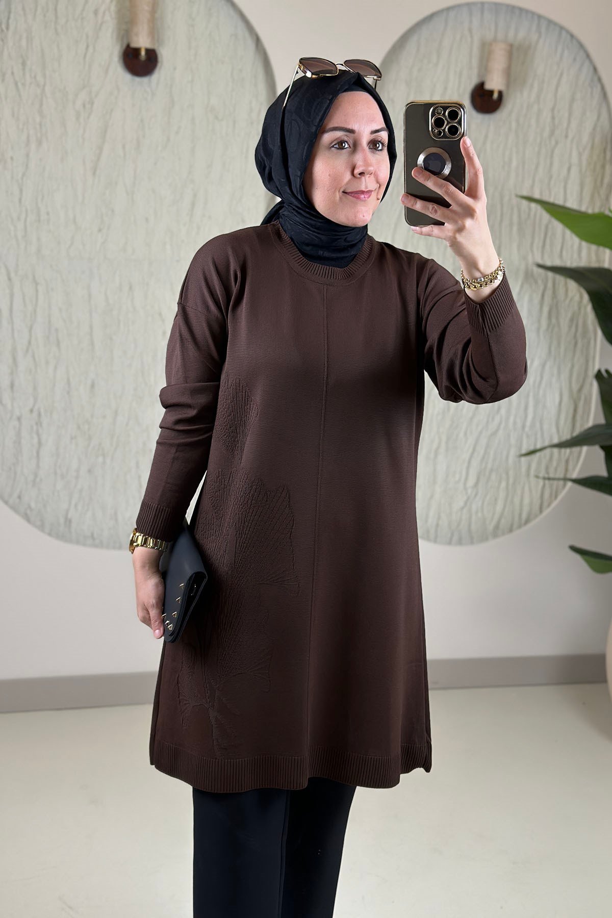 Tesettür Tunik ModelleriMerserize Triko Önü Kendinen Desenli Kadın Tunik Kahverengi KADO 2726073