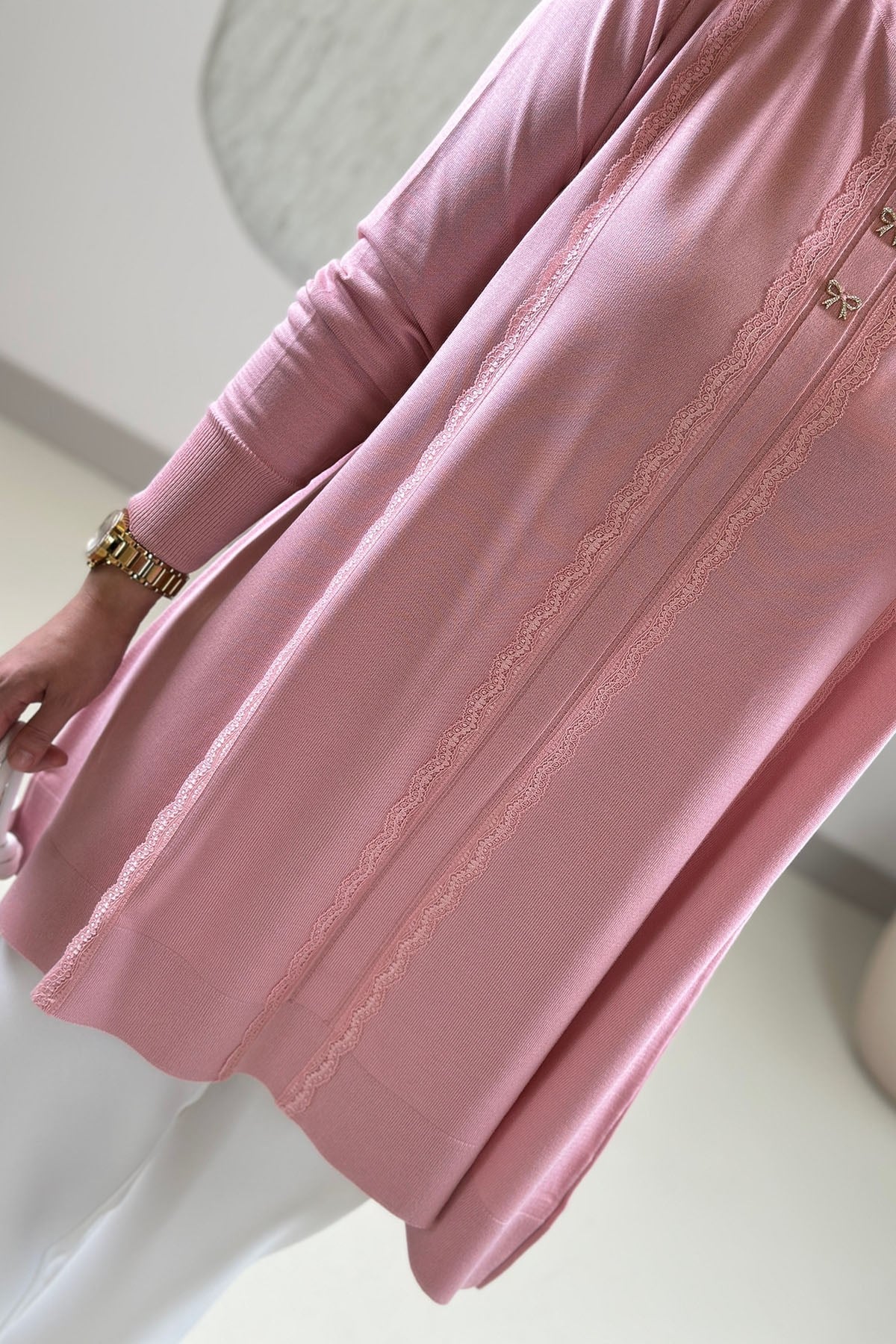Tesettür Tunik ModelleriMerserize Triko Fiyonk ve Güpür Detaylı Kadın Tunik Pembe VVA 304