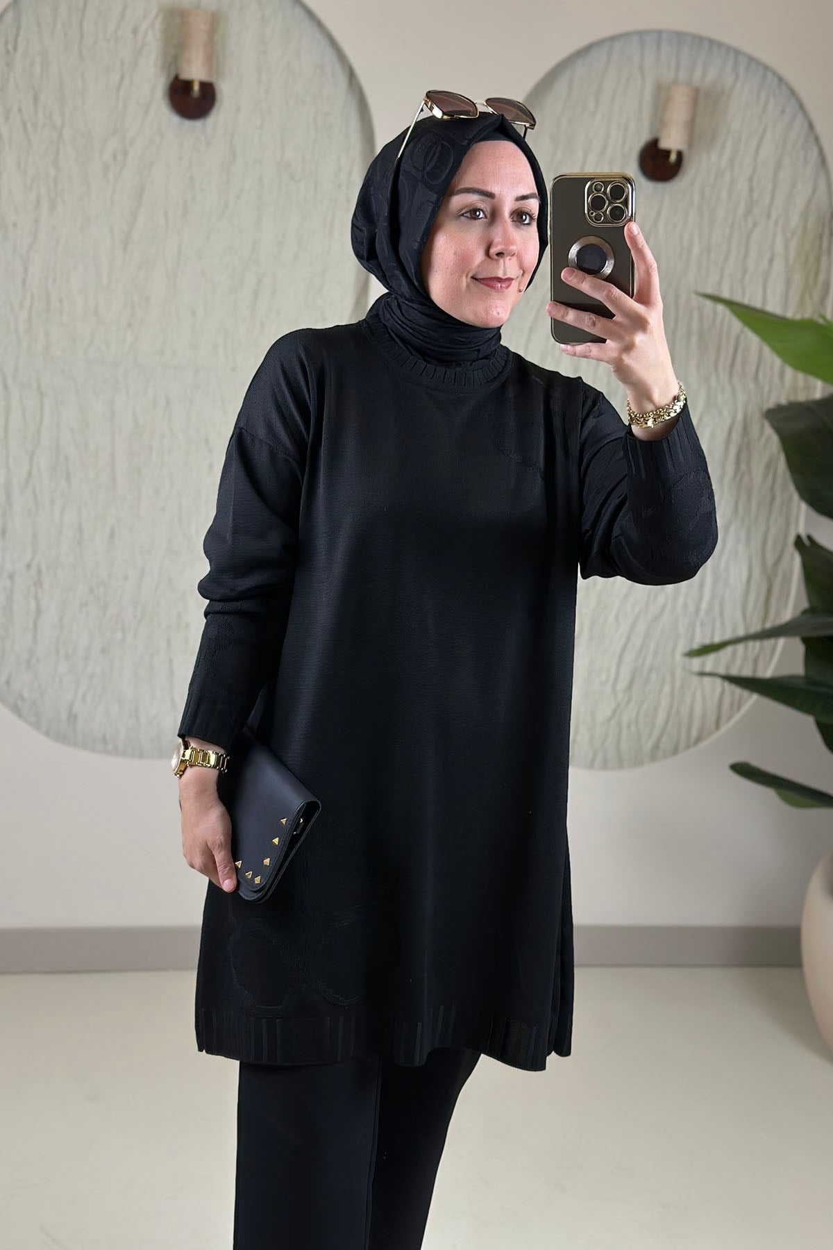 Tesettür Tunik ModelleriMerserize Triko Düşük Omuz Kendinden Desenli Kadın Tunik Siyah KADO 2726074