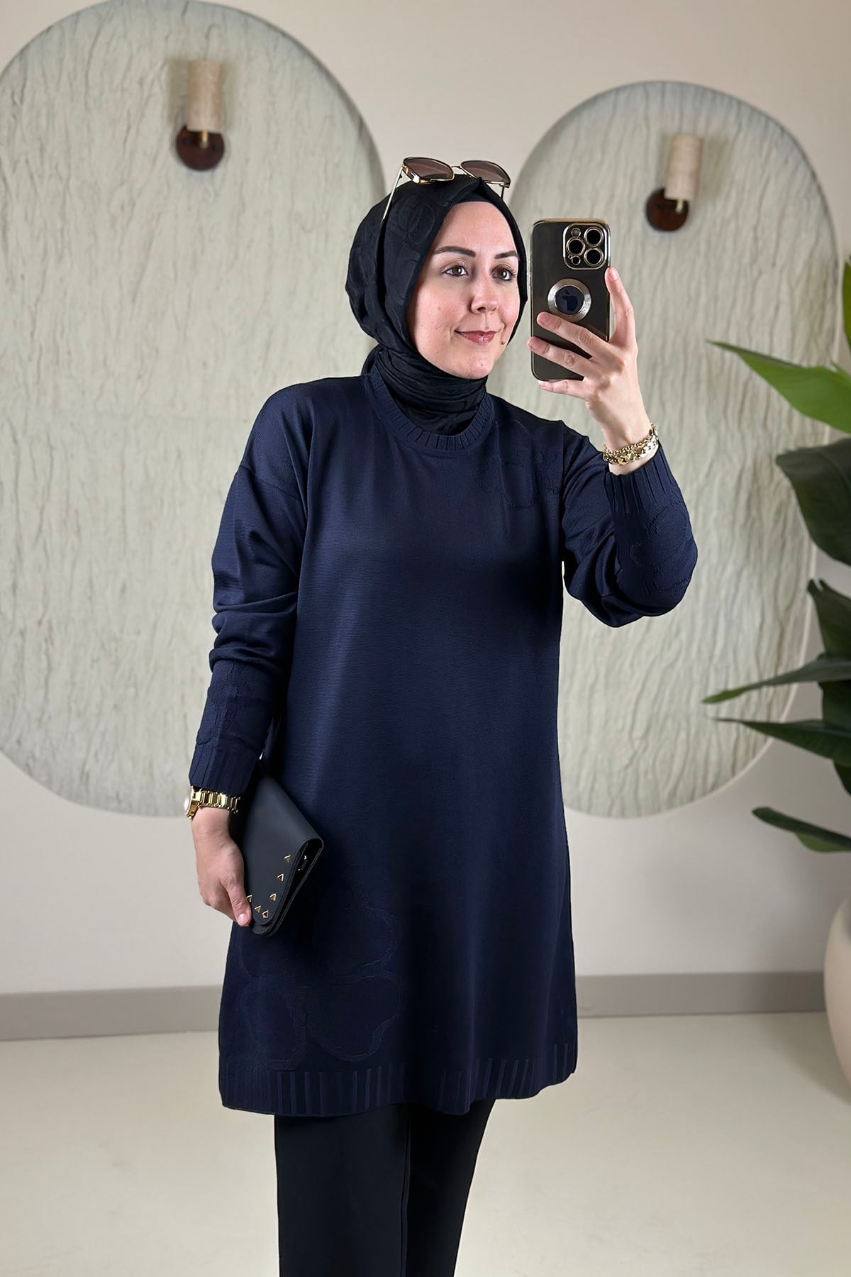 Tesettür Tunik ModelleriMerserize Triko Düşük Omuz Kendinden Desenli Kadın Tunik Lacivert KADO 2726074