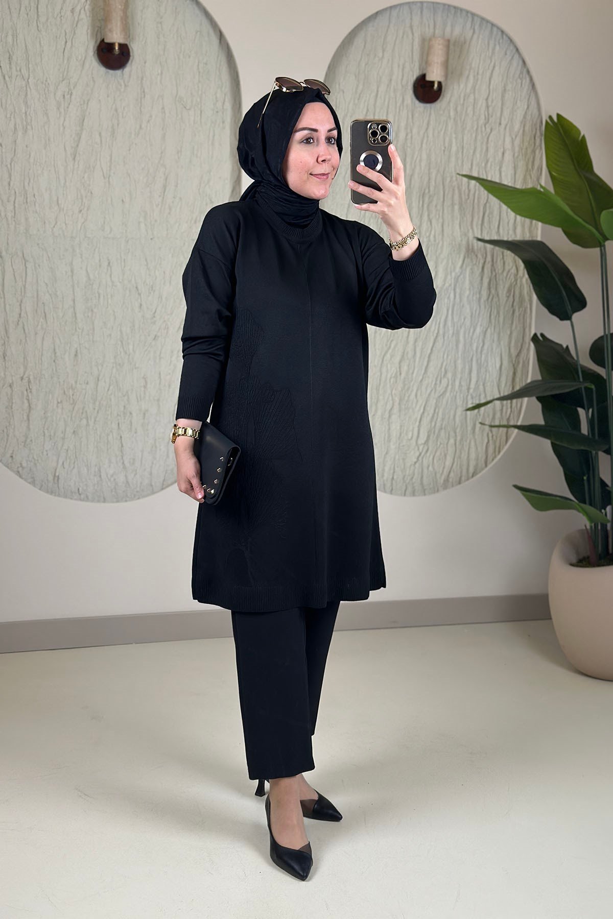 Tesettür Tunik ModelleriMerserize Triko Önü Kendinen Desenli Kadın Tunik Siyah KADO 2726073