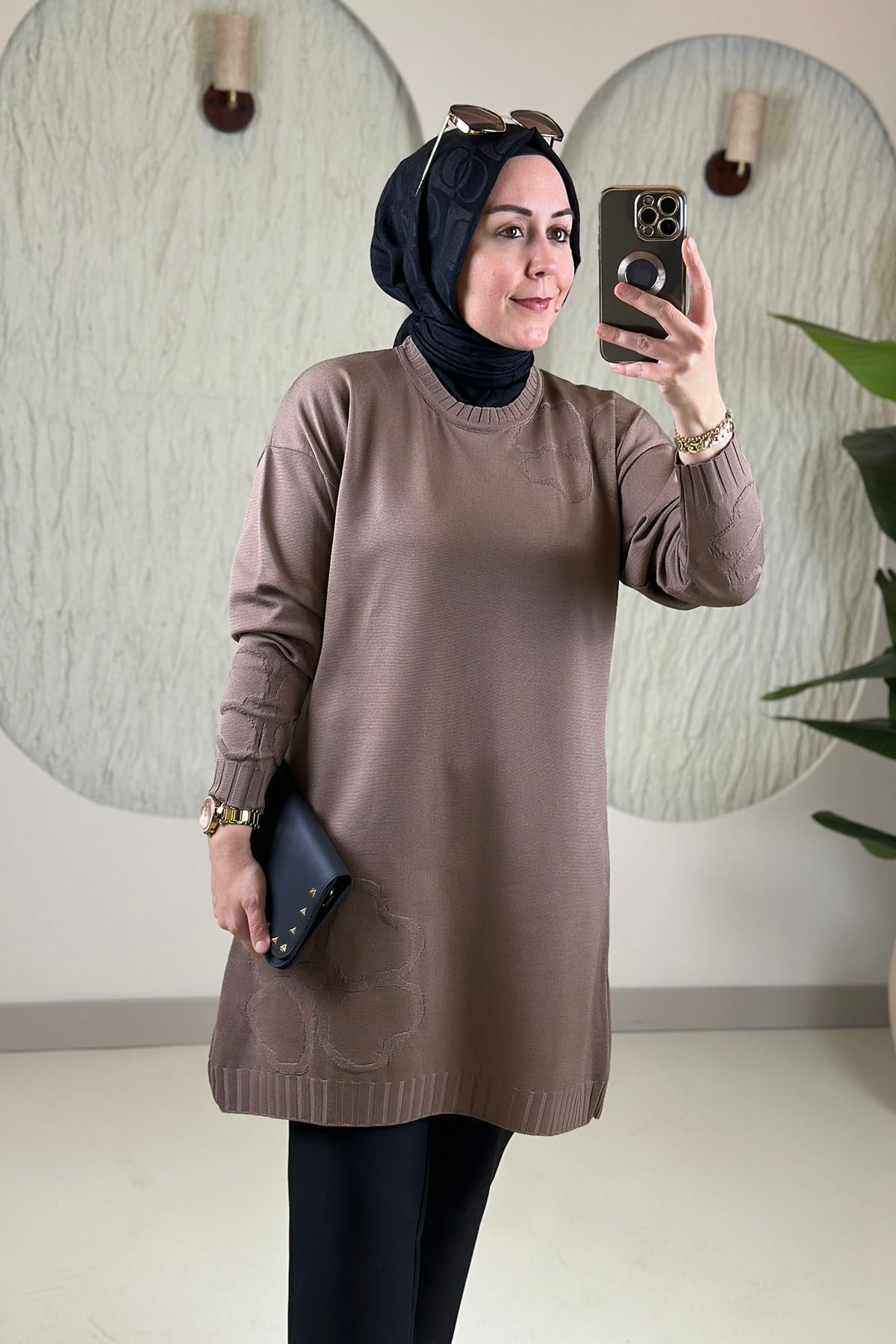 Tesettür Tunik ModelleriMerserize Triko Düşük Omuz Kendinden Desenli Kadın Tunik Vizon KADO 2726074