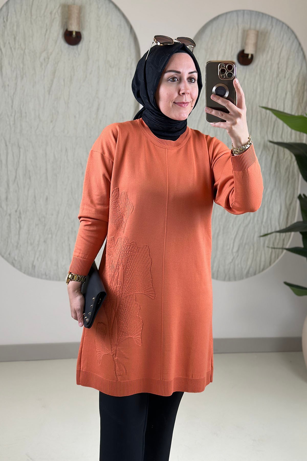 Tesettür Tunik ModelleriMerserize Triko Önü Kendinen Desenli Kadın Tunik Turuncu KADO 2726073