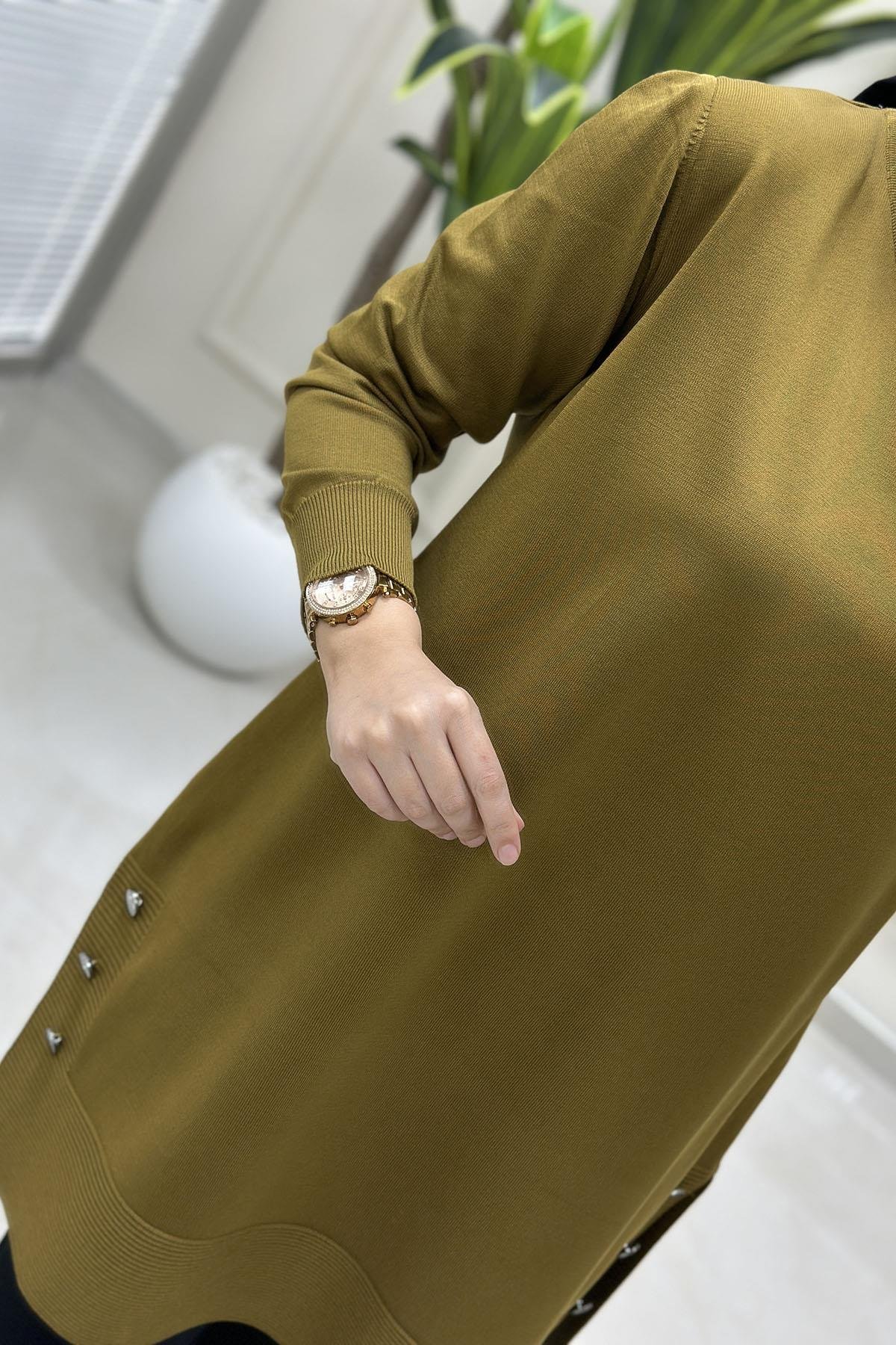 Tesettür Tunik ModelleriMerserize Yanları Düğme Detaylı Kadın Triko Tunik Yağ Yeşili KADO 2725007