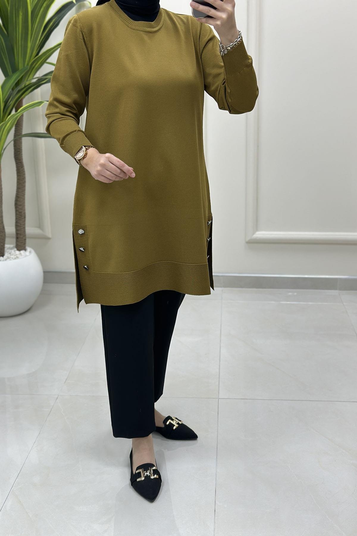 Tesettür Tunik ModelleriMerserize Yanları Düğme Detaylı Kadın Triko Tunik Yağ Yeşili KADO 2725007