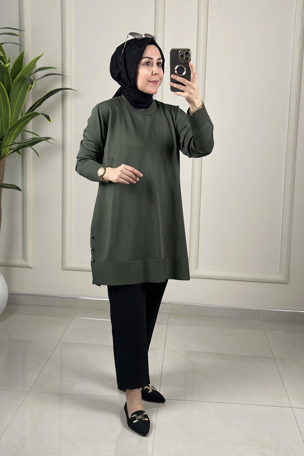 Tesettür Tunik ModelleriMerserize Yanları Düğme Detaylı Kadın Triko Tunik Haki KADO 2725007
