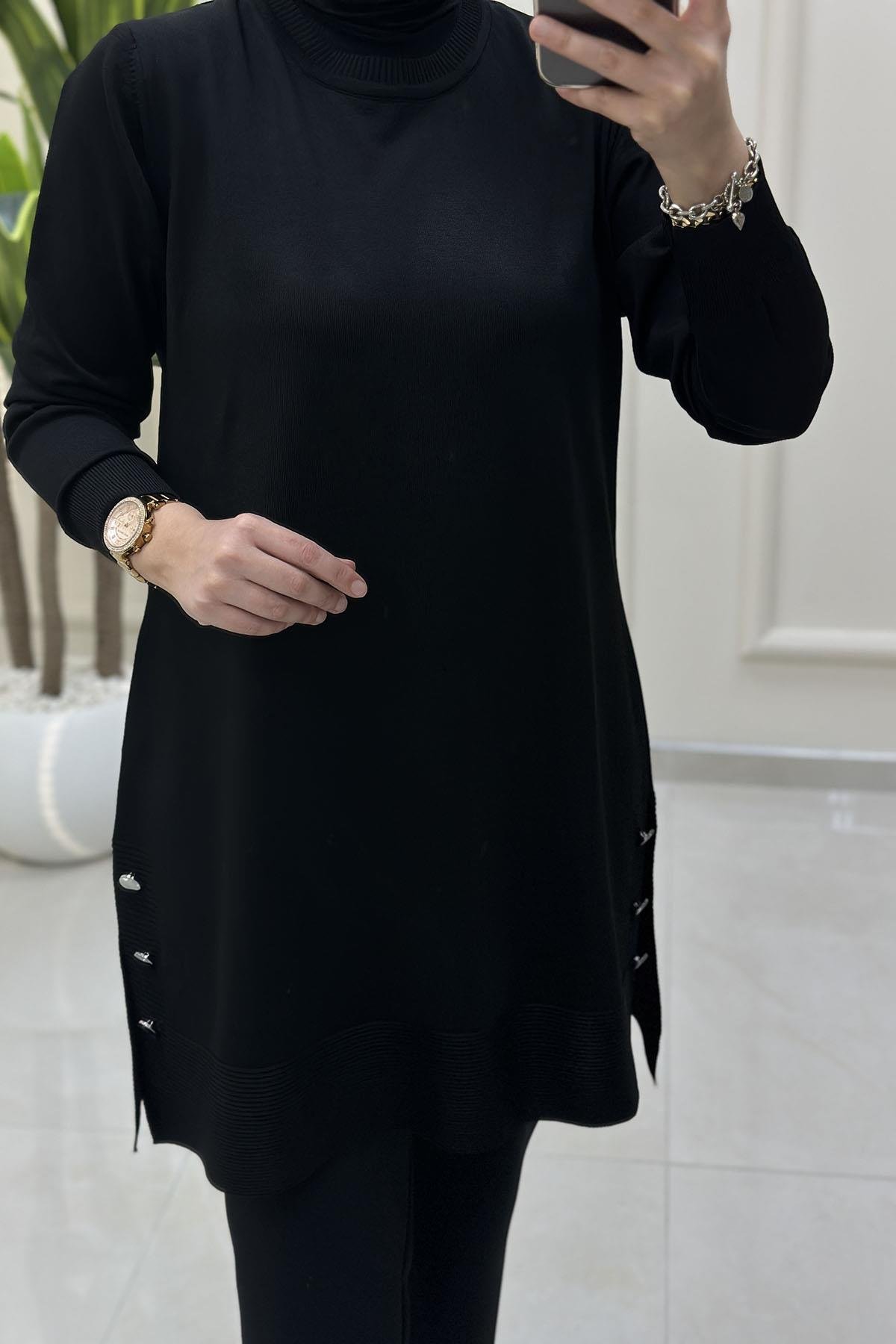 Tesettür Tunik ModelleriMerserize Yanları Düğme Detaylı Kadın Triko Tunik Siyah KADO 2725007
