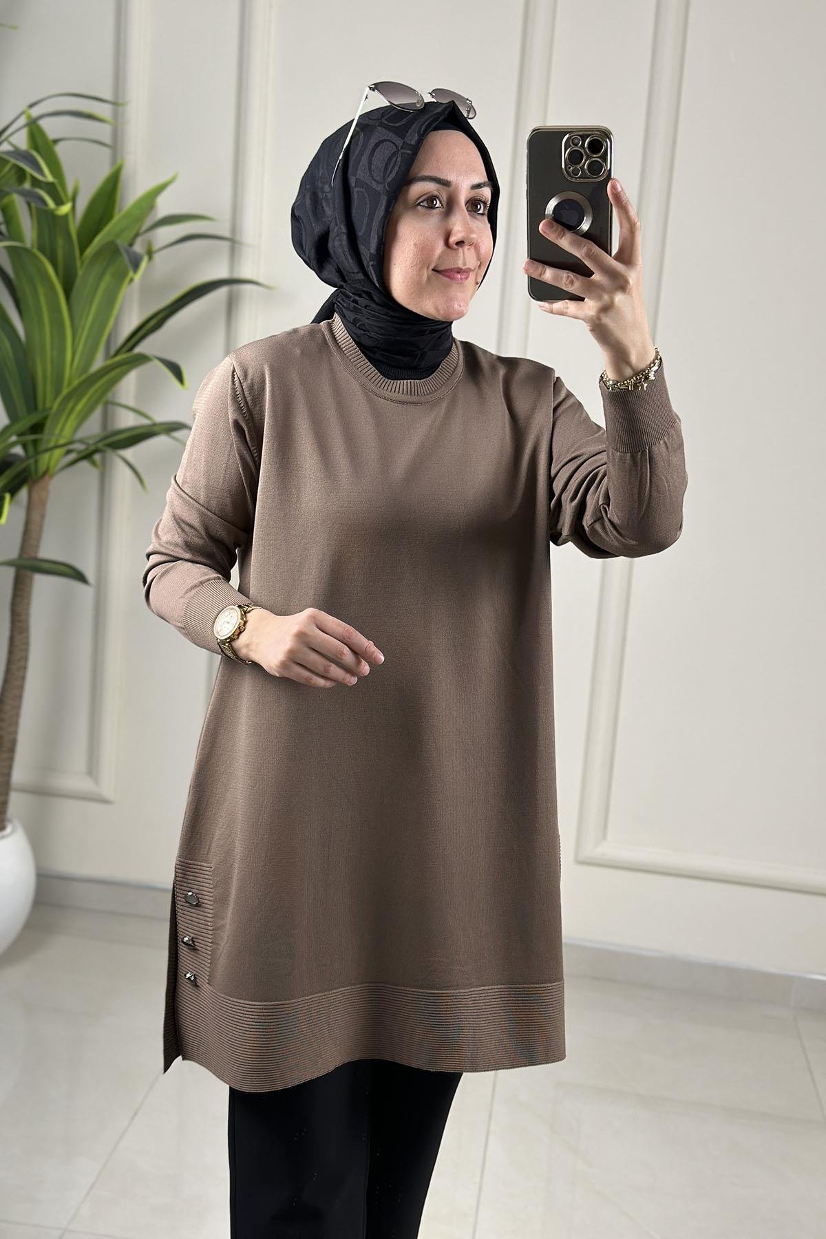 Tesettür Tunik ModelleriMerserize Yanları Düğme Detaylı Kadın Triko Tunik Vizon KADO 2725007