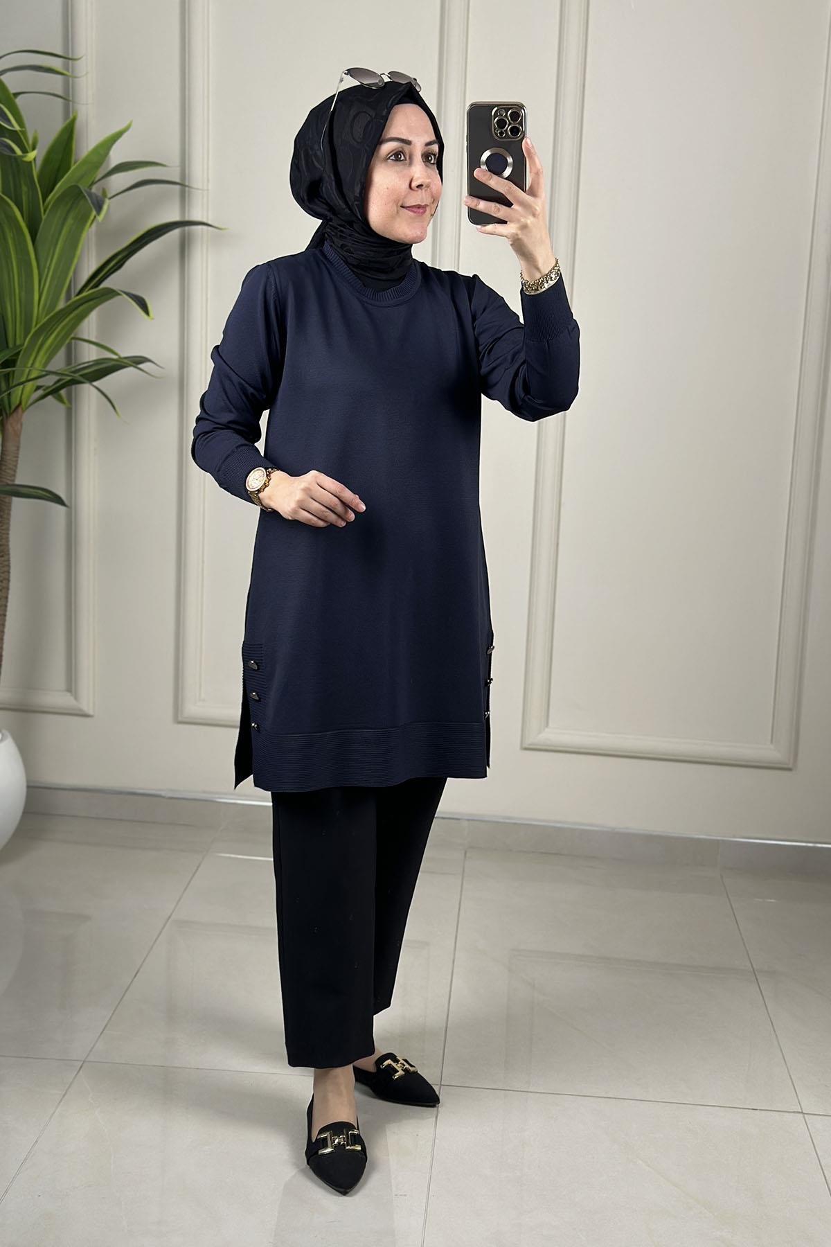 Tesettür Tunik ModelleriMerserize Yanları Düğme Detaylı Kadın Triko Tunik Lacivert KADO 2725007