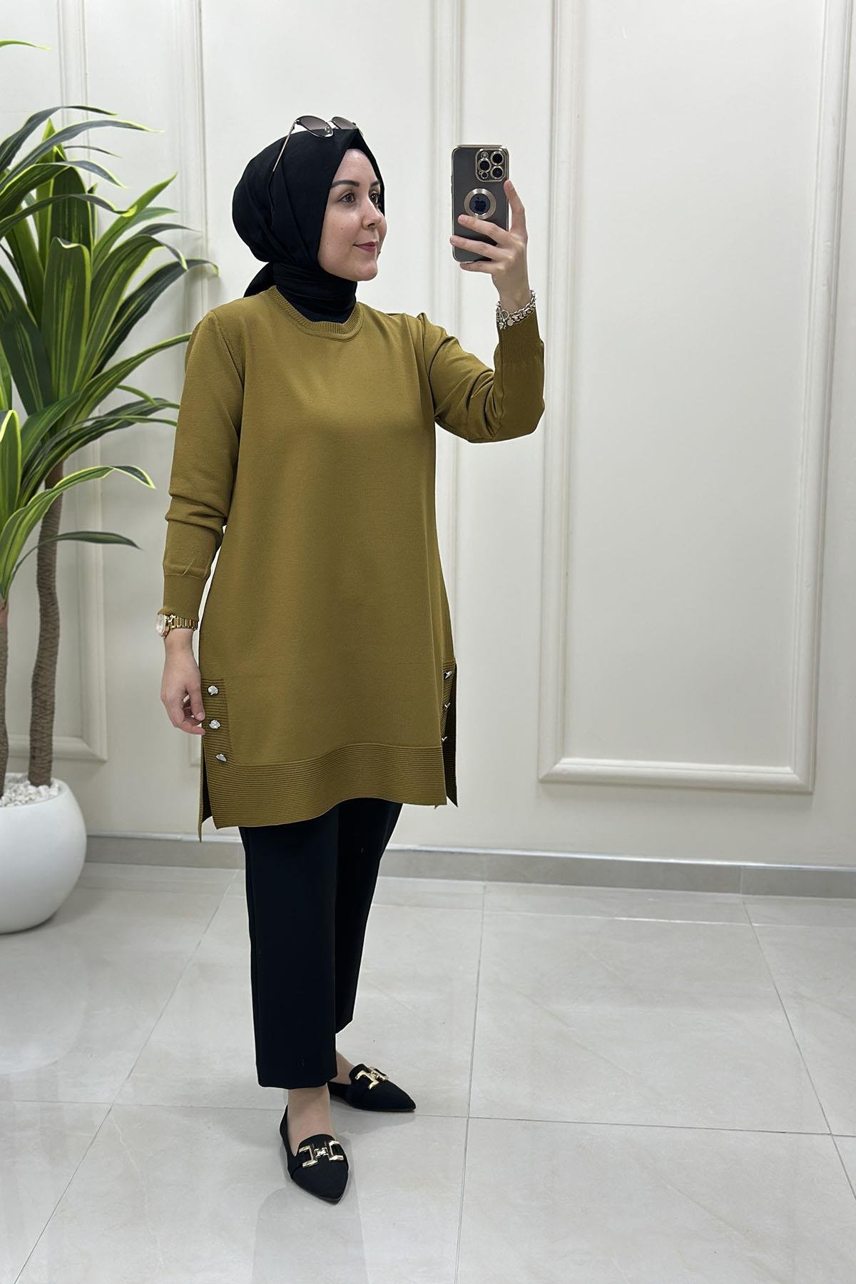 Tesettür Tunik ModelleriMerserize Yanları Düğme Detaylı Kadın Triko Tunik Yağ Yeşili KADO 2725007
