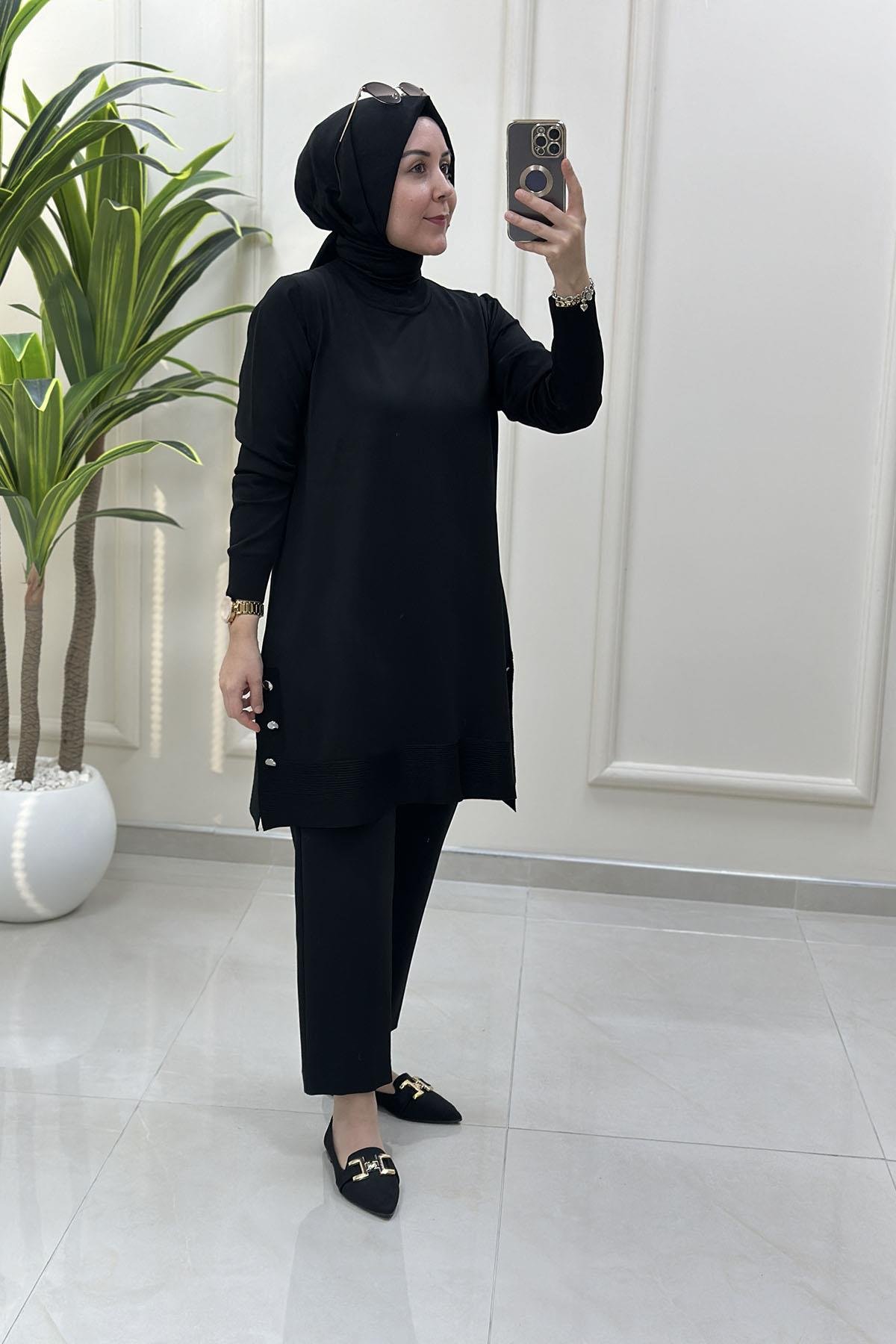 Tesettür Tunik ModelleriMerserize Yanları Düğme Detaylı Kadın Triko Tunik Siyah KADO 2725007