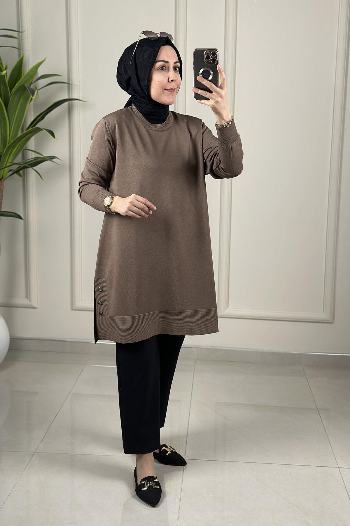 Tesettür Tunik ModelleriMerserize Yanları Düğme Detaylı Kadın Triko Tunik Vizon KADO 2725007