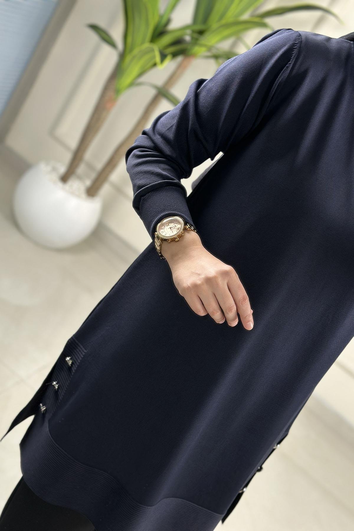Tesettür Tunik ModelleriMerserize Yanları Düğme Detaylı Kadın Triko Tunik Lacivert KADO 2725007