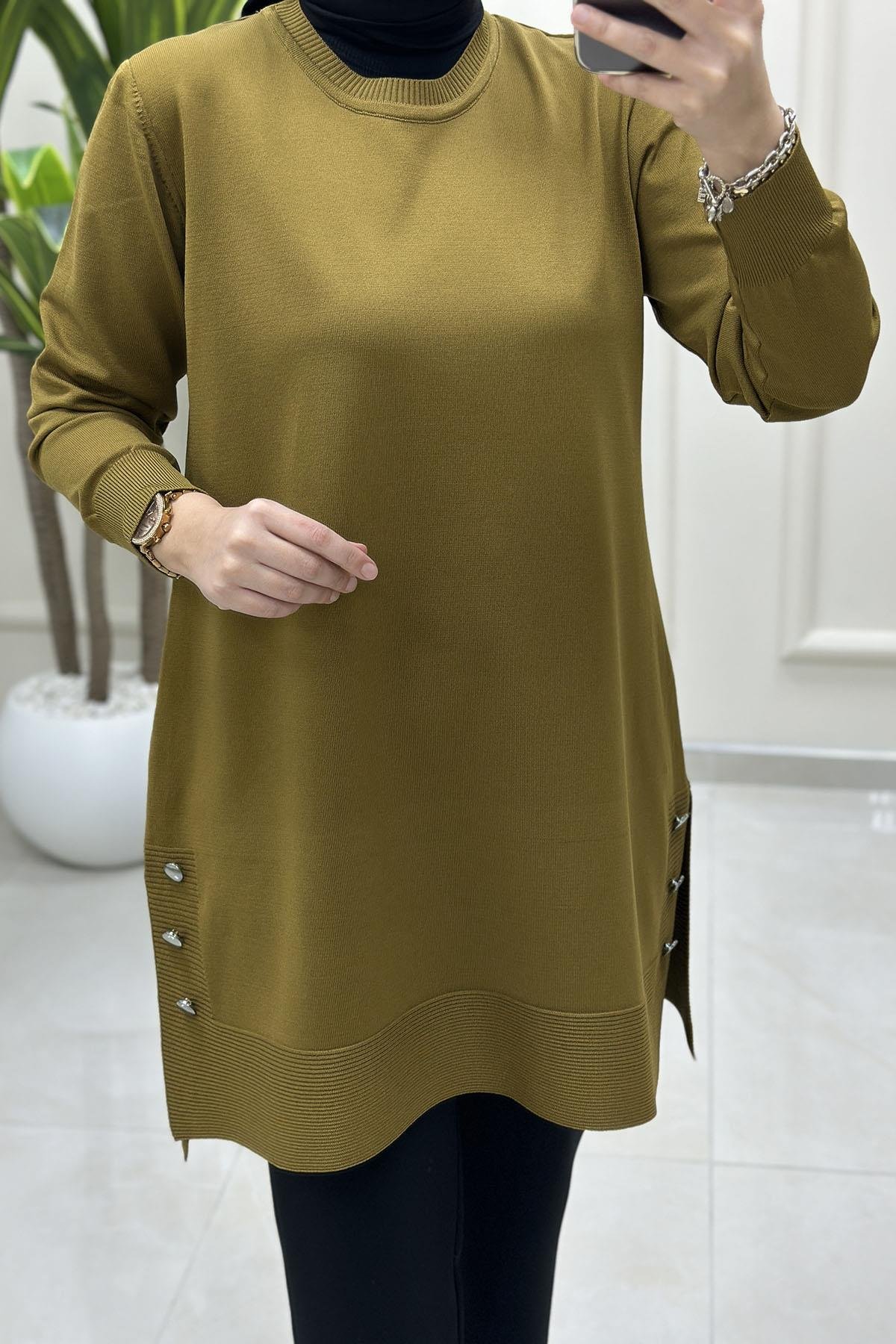 Tesettür Tunik ModelleriMerserize Yanları Düğme Detaylı Kadın Triko Tunik Yağ Yeşili KADO 2725007