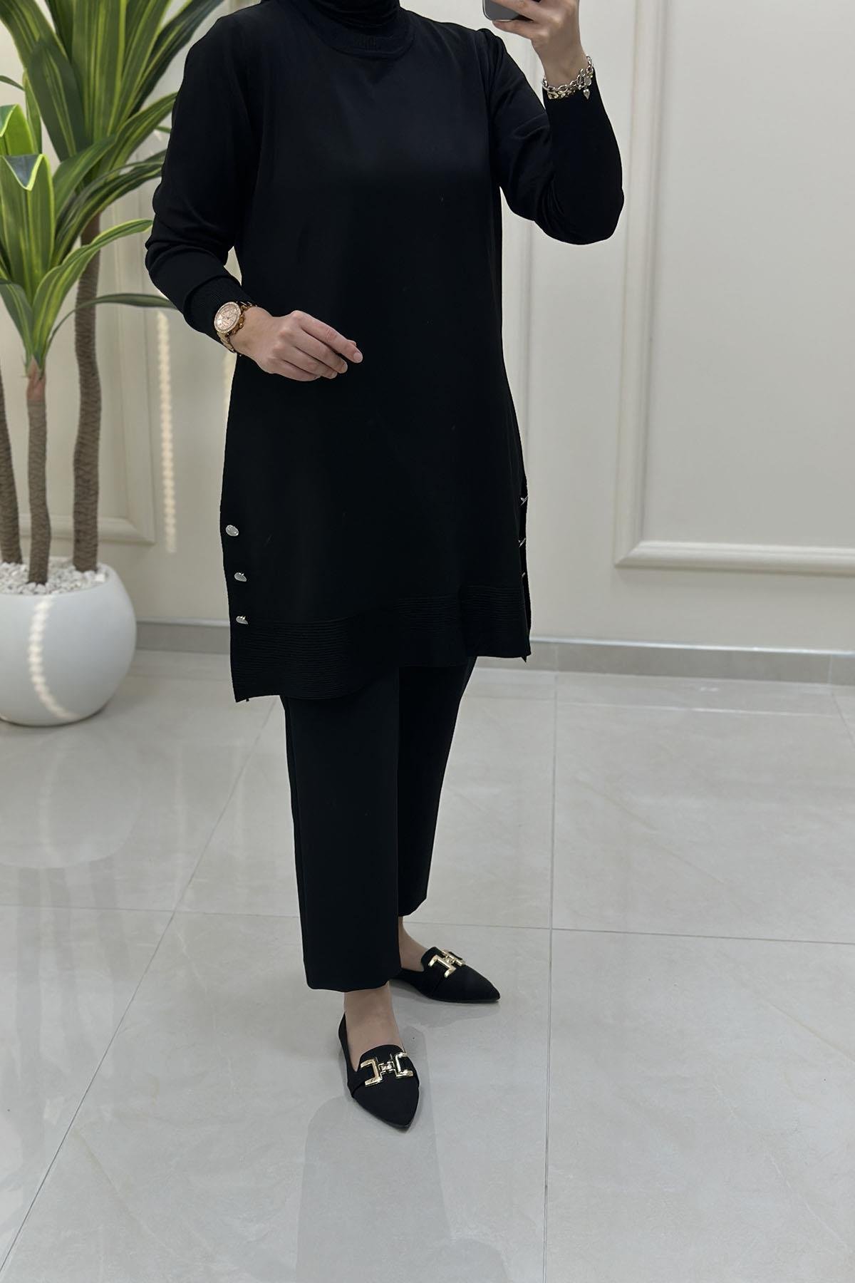Tesettür Tunik ModelleriMerserize Yanları Düğme Detaylı Kadın Triko Tunik Siyah KADO 2725007