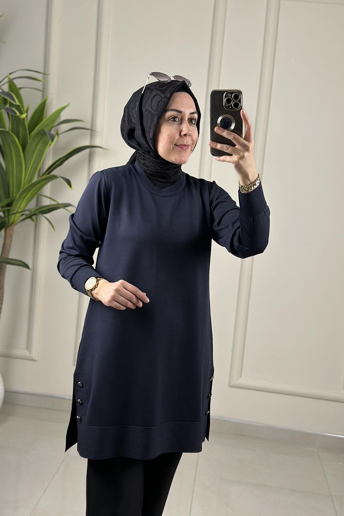 Tesettür Tunik ModelleriMerserize Yanları Düğme Detaylı Kadın Triko Tunik Lacivert KADO 2725007