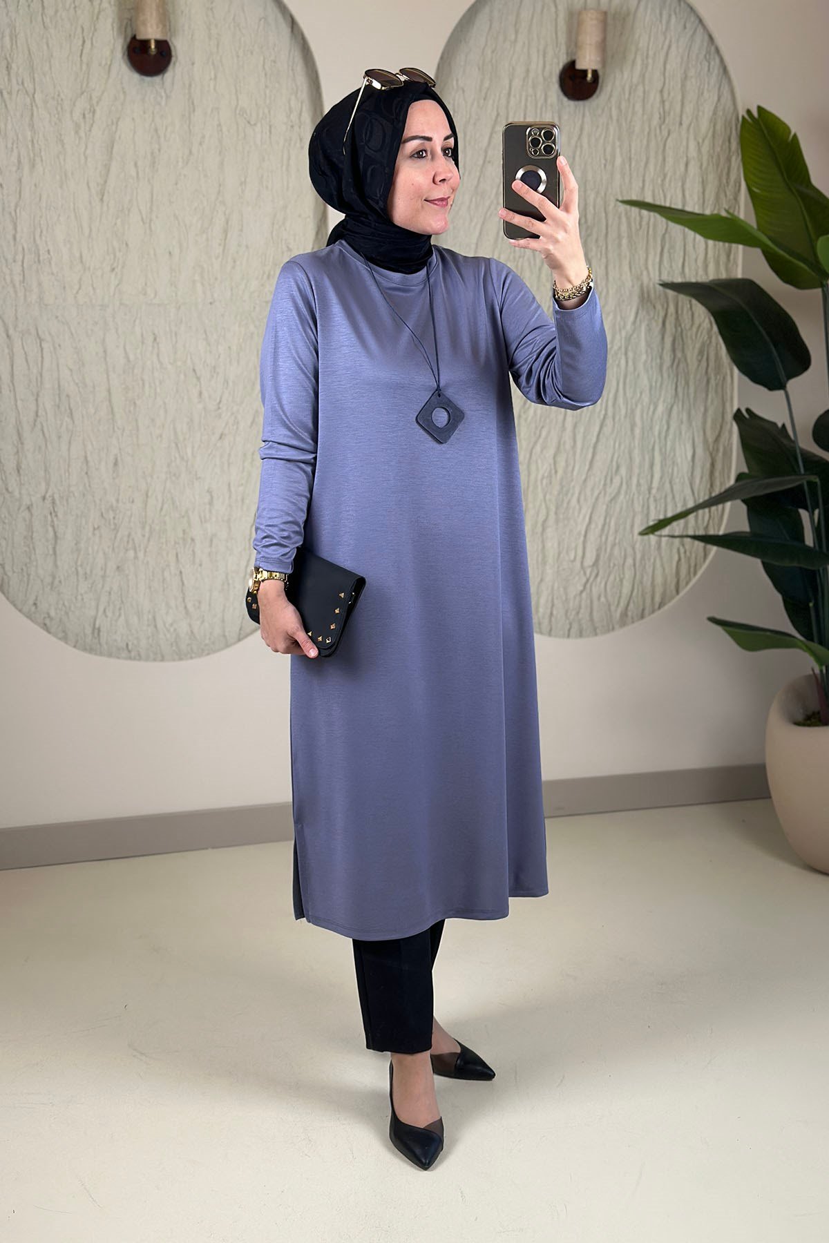 Tesettür Tunik ModelleriModal Penye Kolyeli Uzun Kadın Tunik Mavi KADO 268618