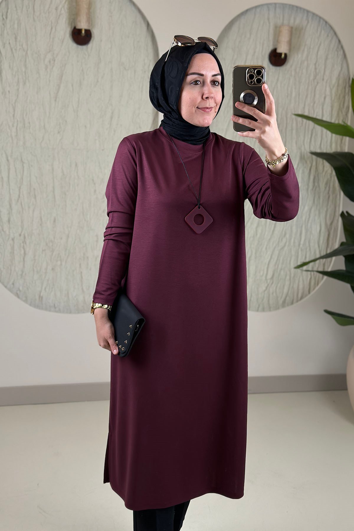 Tesettür Tunik ModelleriModal Penye Kolyeli Uzun Kadın Tunik Bordo KADO 268618