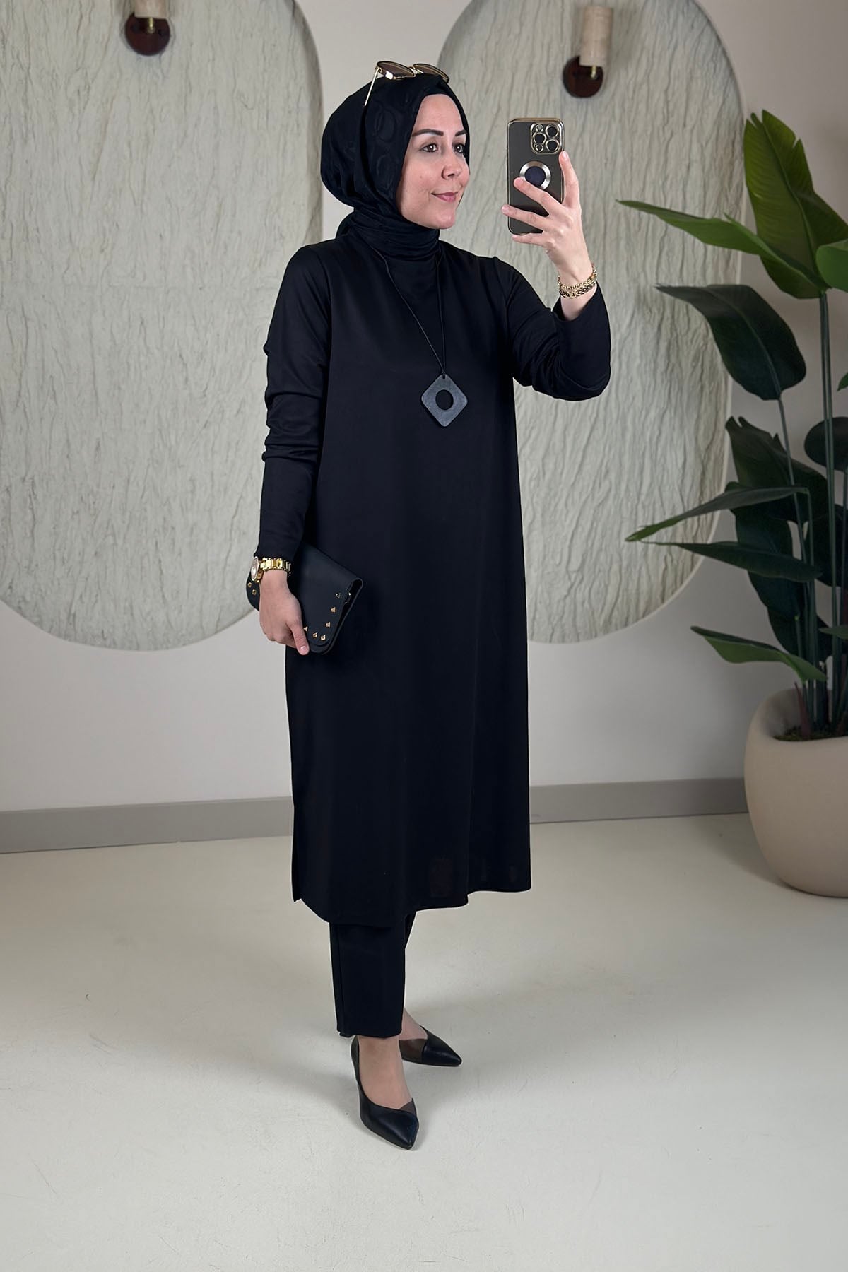 Tesettür Tunik ModelleriModal Penye Kolyeli Uzun Kadın Tunik Siyah KADO 268618