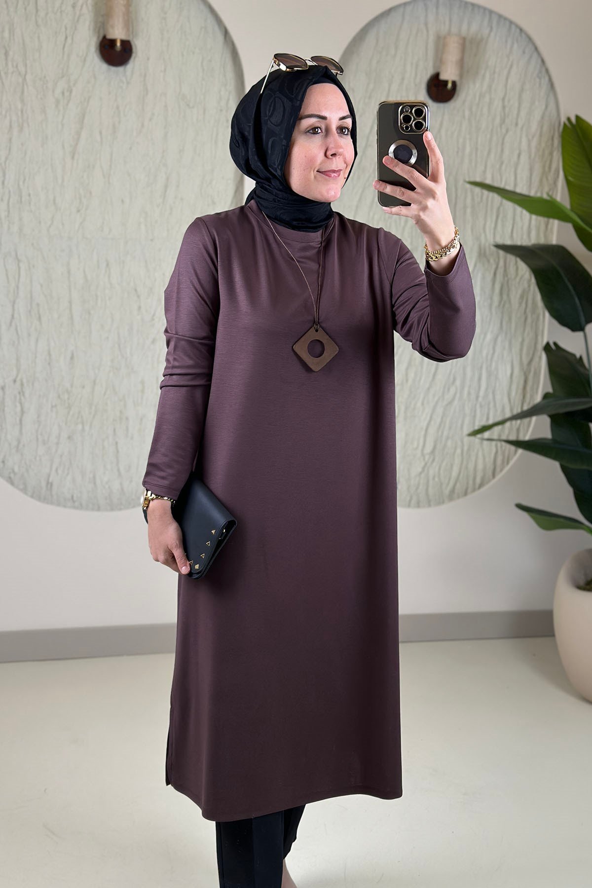Tesettür Tunik ModelleriModal Penye Kolyeli Uzun Kadın Tunik Kahverengi KADO 268618