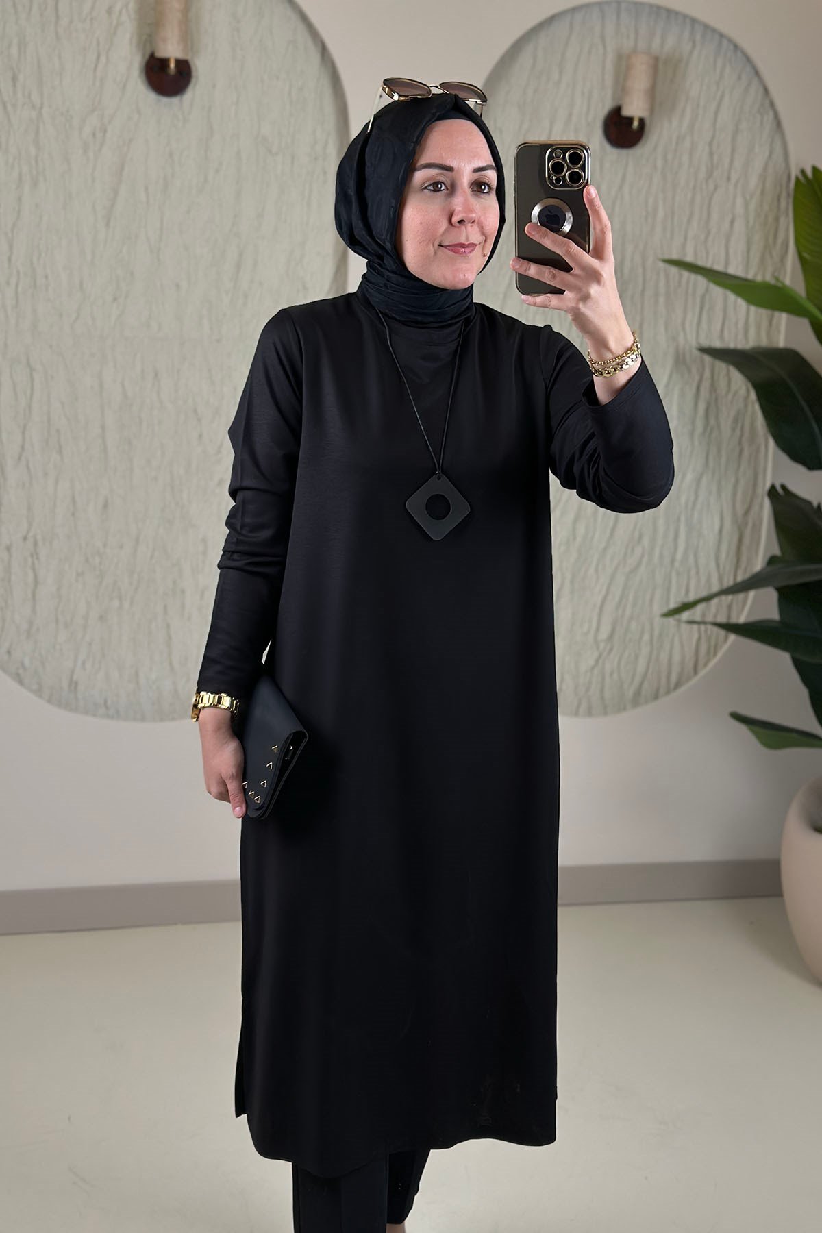 Tesettür Tunik ModelleriModal Penye Kolyeli Uzun Kadın Tunik Siyah KADO 268618