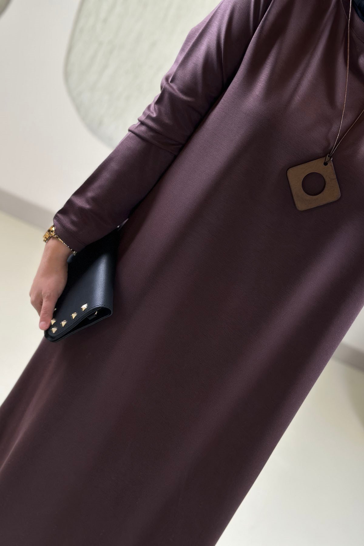 Tesettür Tunik ModelleriModal Penye Kolyeli Uzun Kadın Tunik Kahverengi KADO 268618