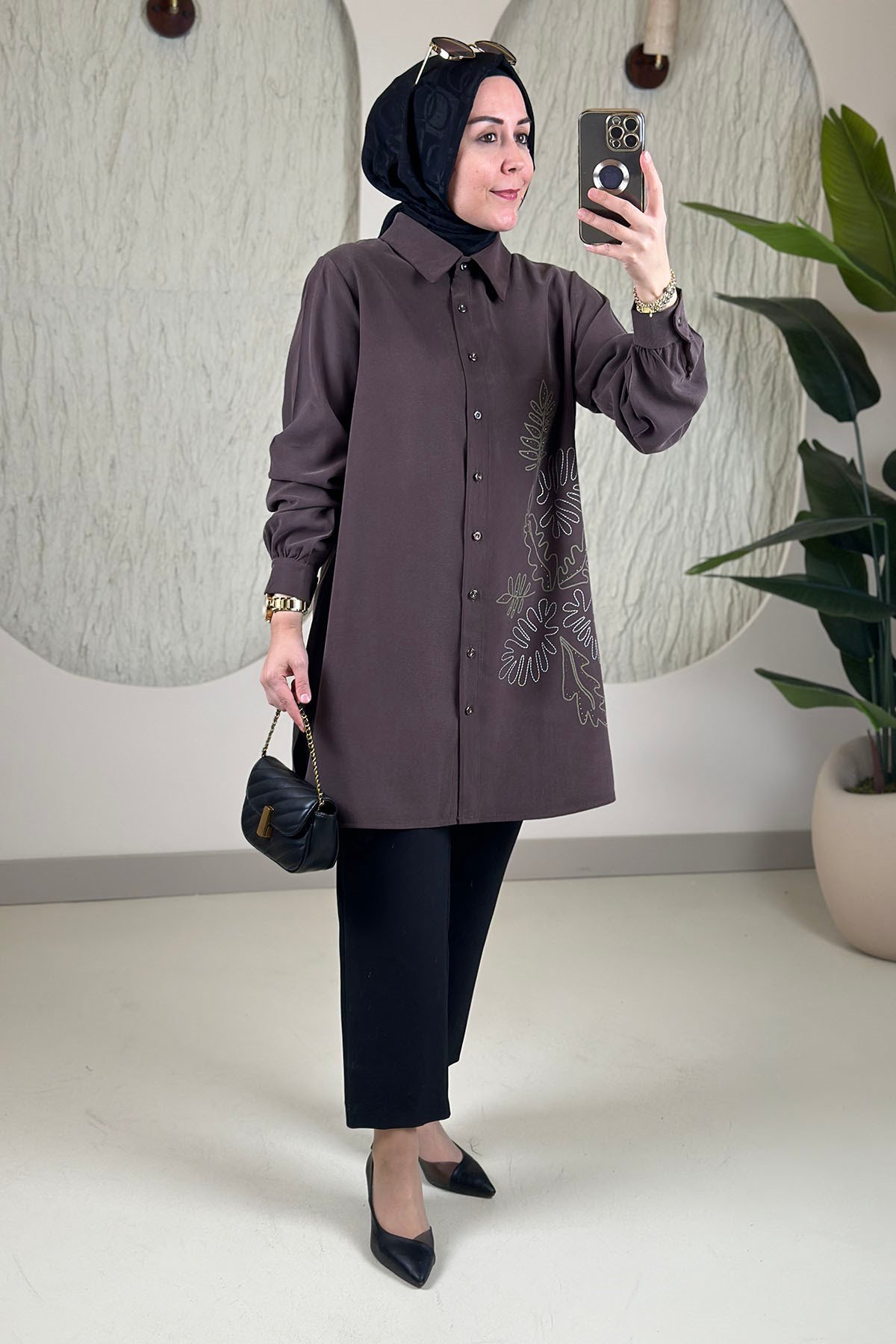 Tesettür Tunik ModelleriModal Tensel Önü Düğmeli Nakış ve Taş Detaylı Kadın Tunik Kahverengi KADO 268358
