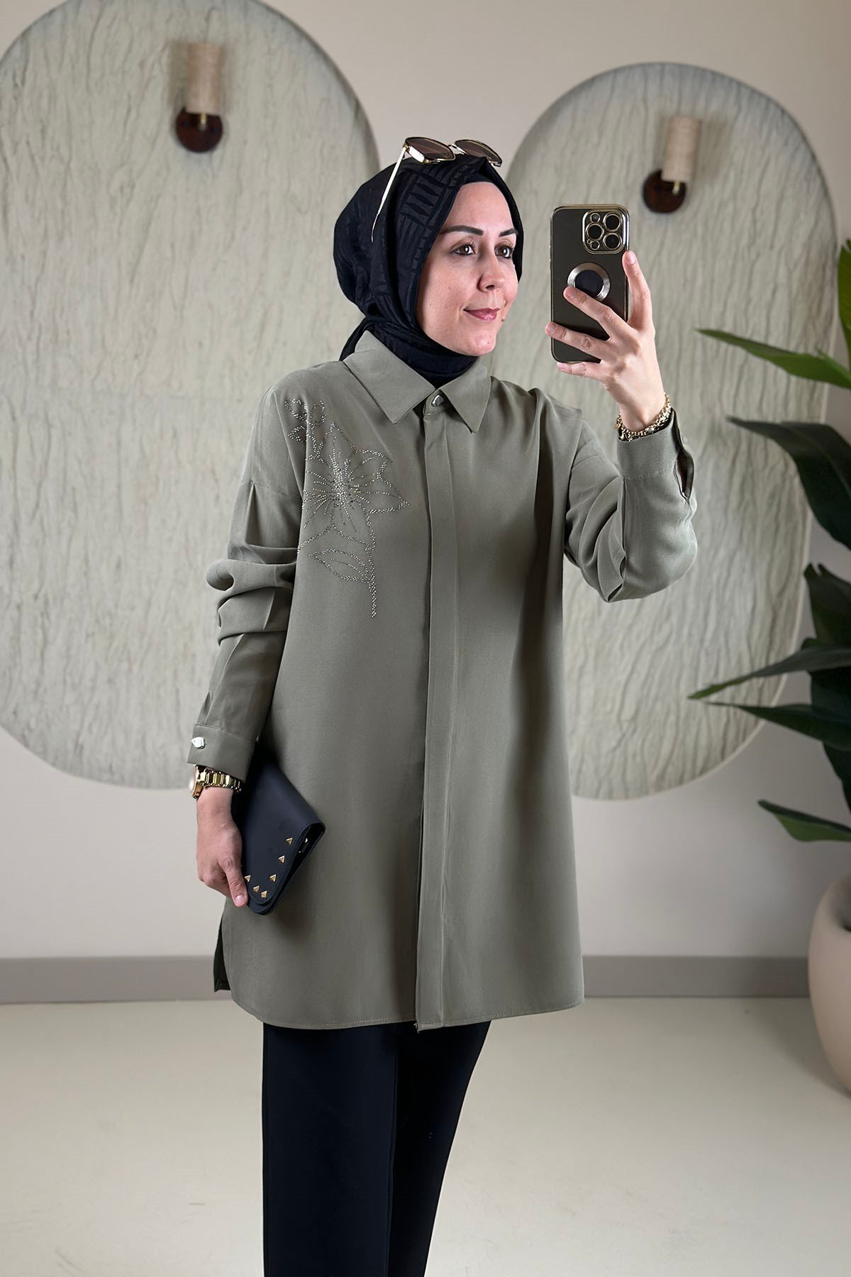Tesettür Tunik ModelleriModal Tensel Önü Düğmeli Taş Detaylı Kadın Tunik Yeşil KADO 268200